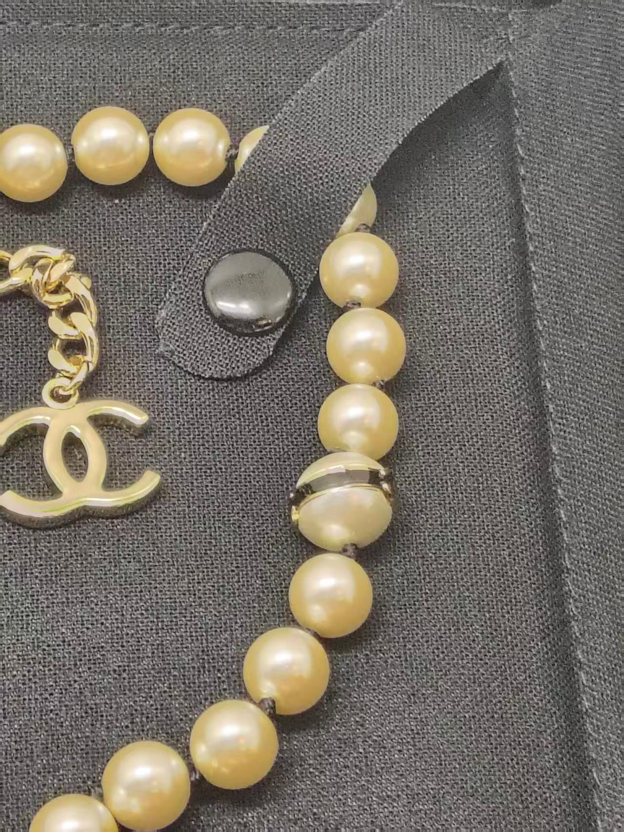 Donna Chanel B24 Collection Collana a girocollo con perle e smalto bianco nero CC in vendita