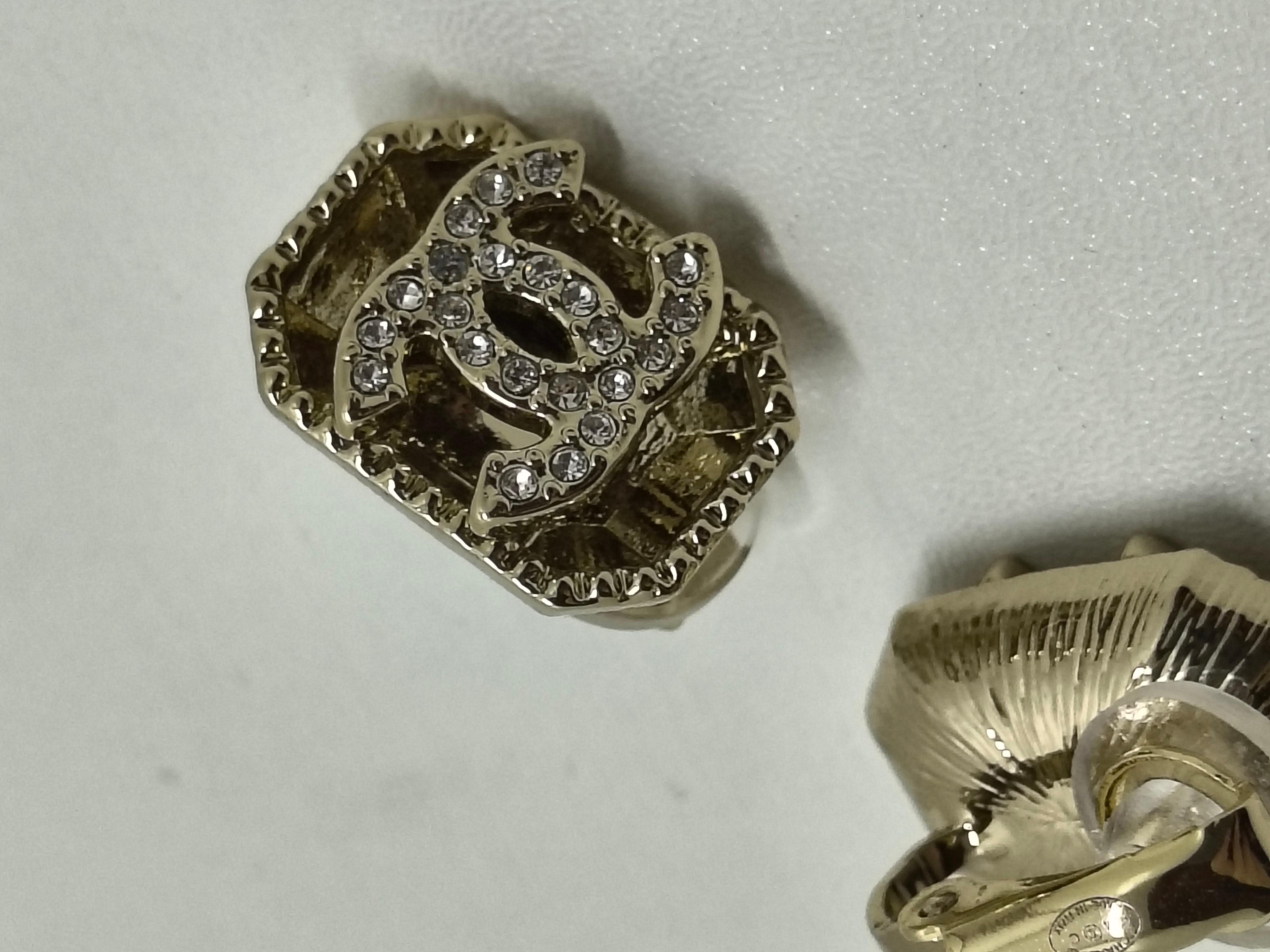 Contemporary Chanel B24 Emerald-Shaped Metal CC Clip-On Earrings with Rhinestone Detailing For Sale