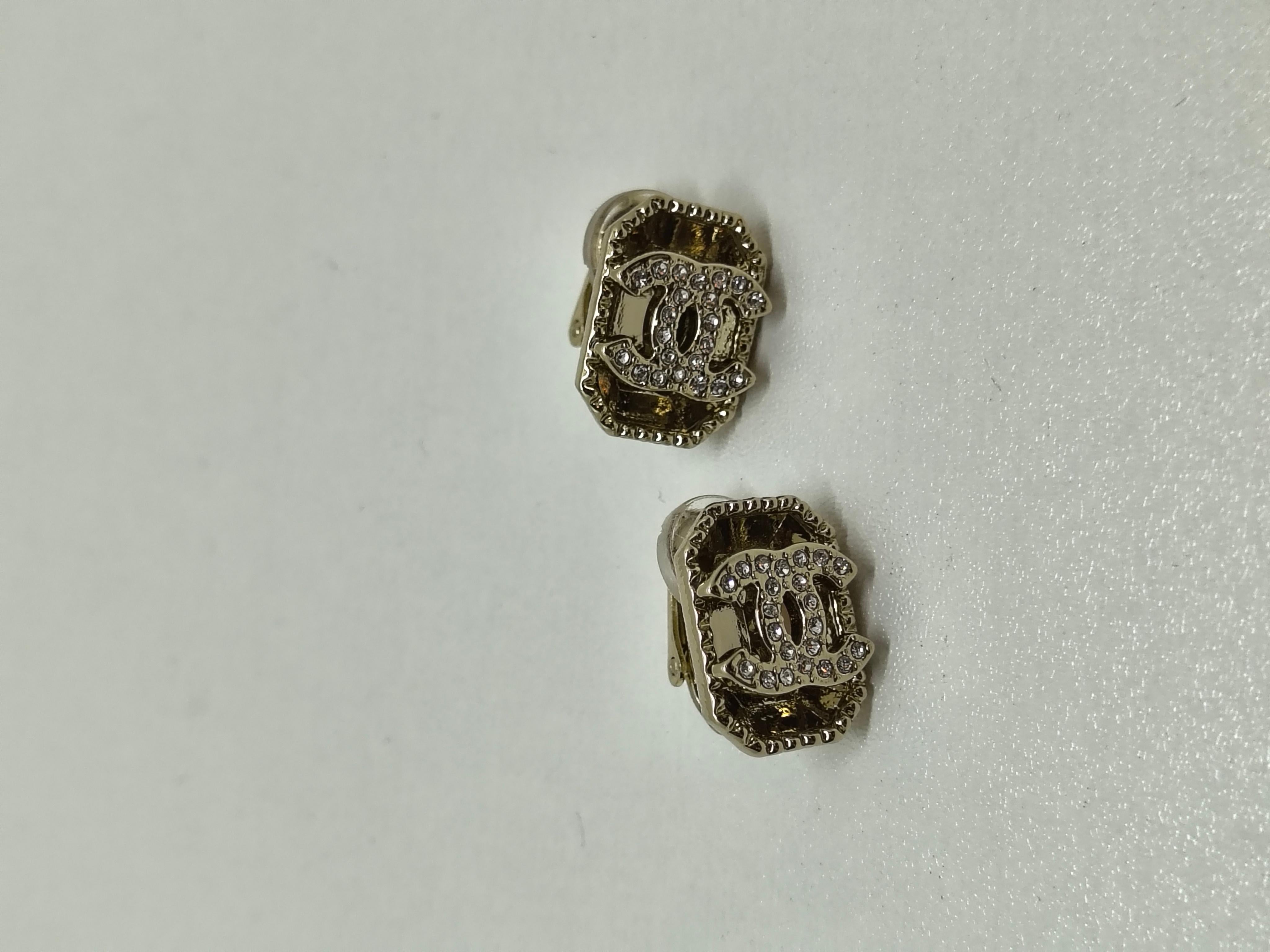 Women's Chanel B24 Emerald-Shaped Metal CC Clip-On Earrings with Rhinestone Detailing For Sale