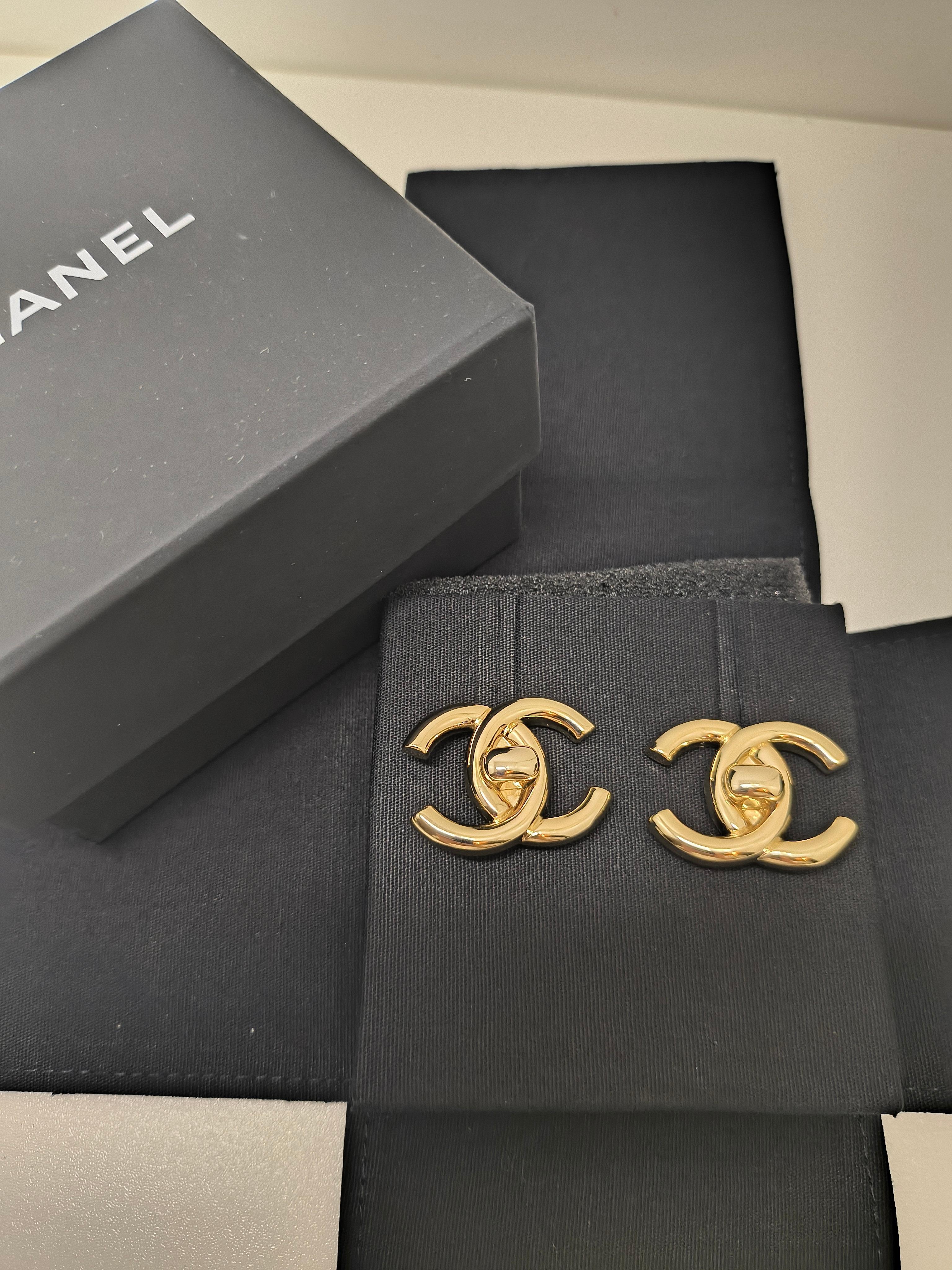 Dalla ricercata Collection B25 di Chanel, questi orecchini mostrano l'iconico logo CC intrecciato della Maison in un design audace e scultoreo. Realizzati in metallo dorato lucido, rappresentano il perfetto equilibrio tra eleganza senza tempo e