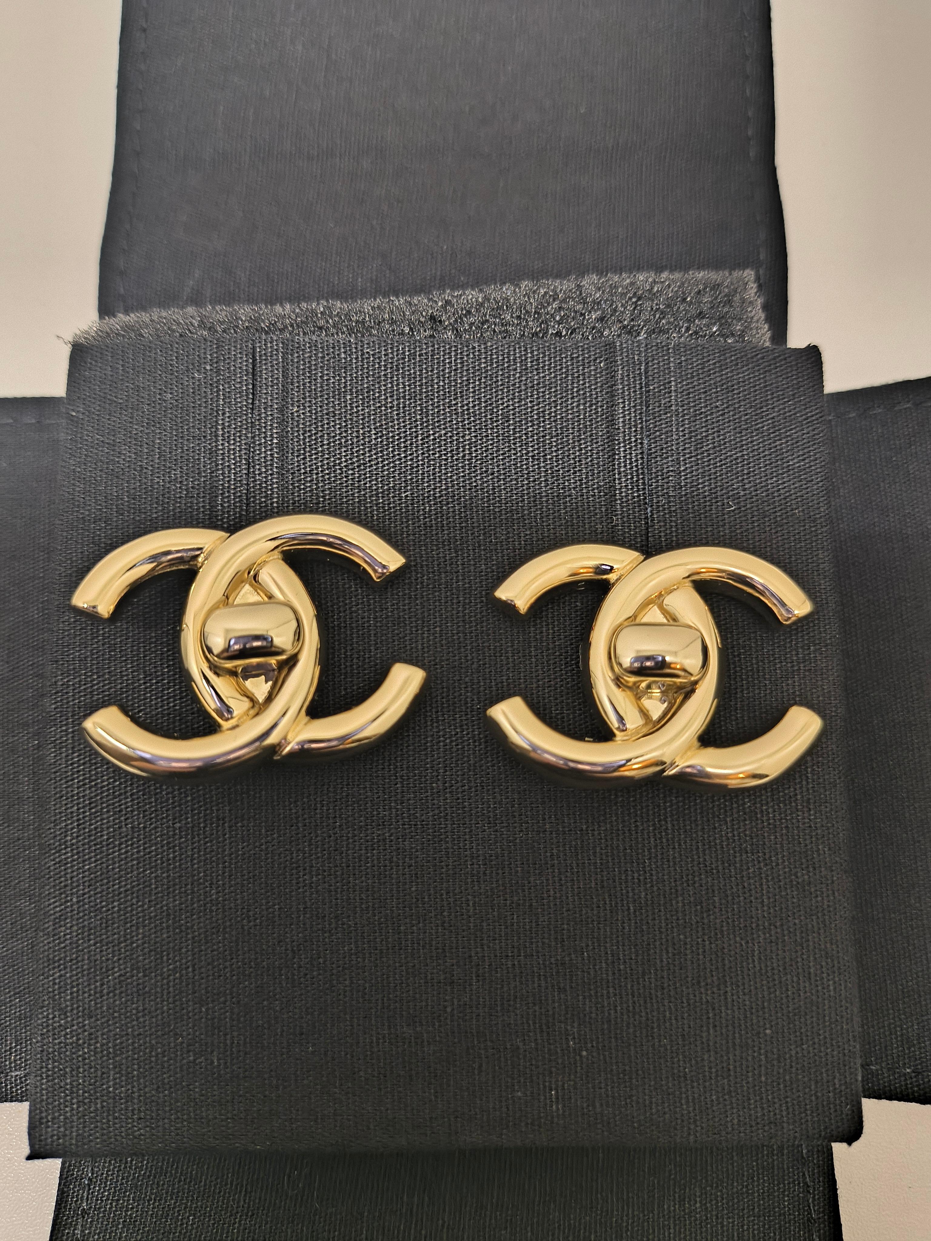 Orecchini Chanel B25 Collection CC Logo Orecchini Turnalock Jumbo Large In condizioni ottime in vendita a PUTNEY, NSW