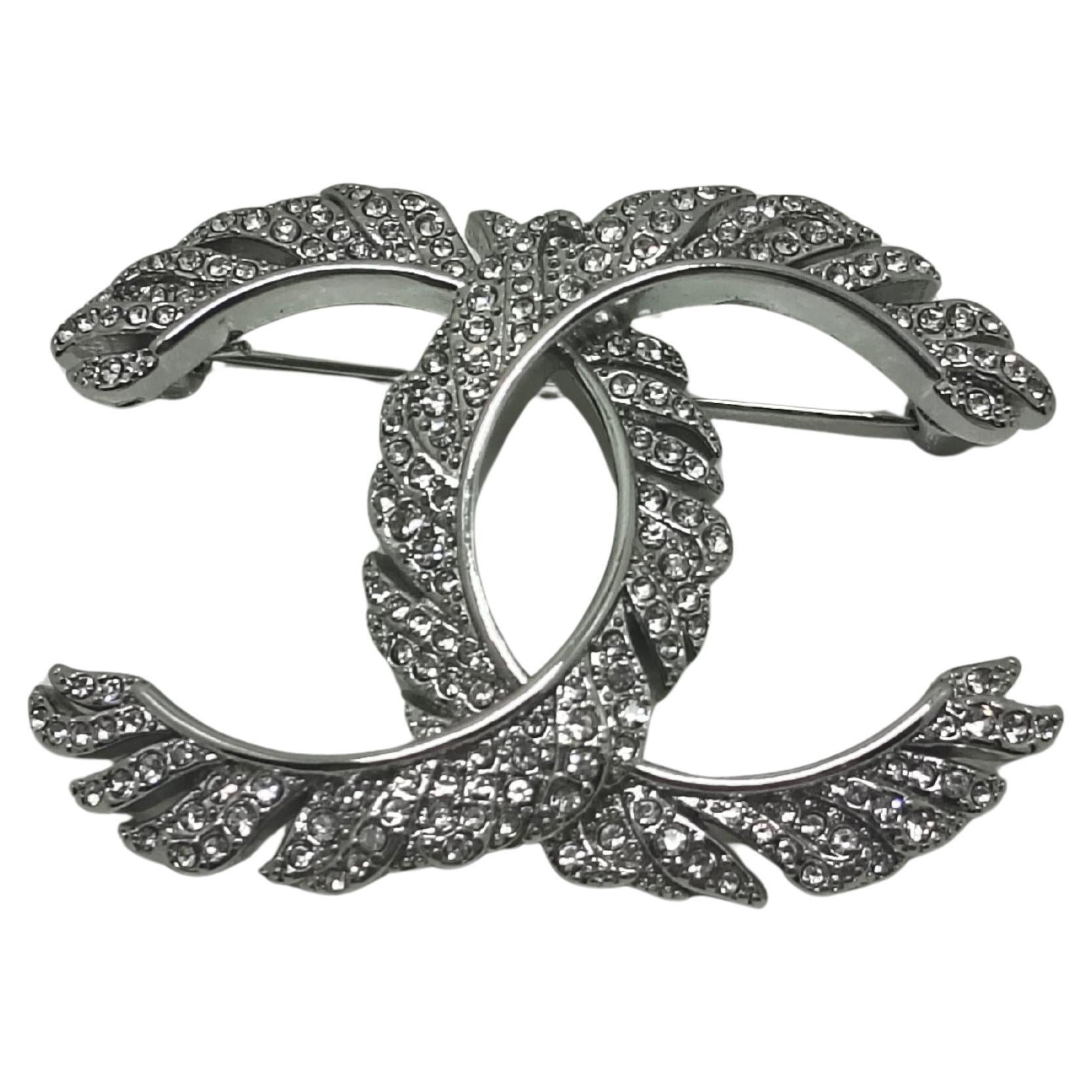 Spilla Chanel B25 con cristallo e strass a forma di foglia grande CC