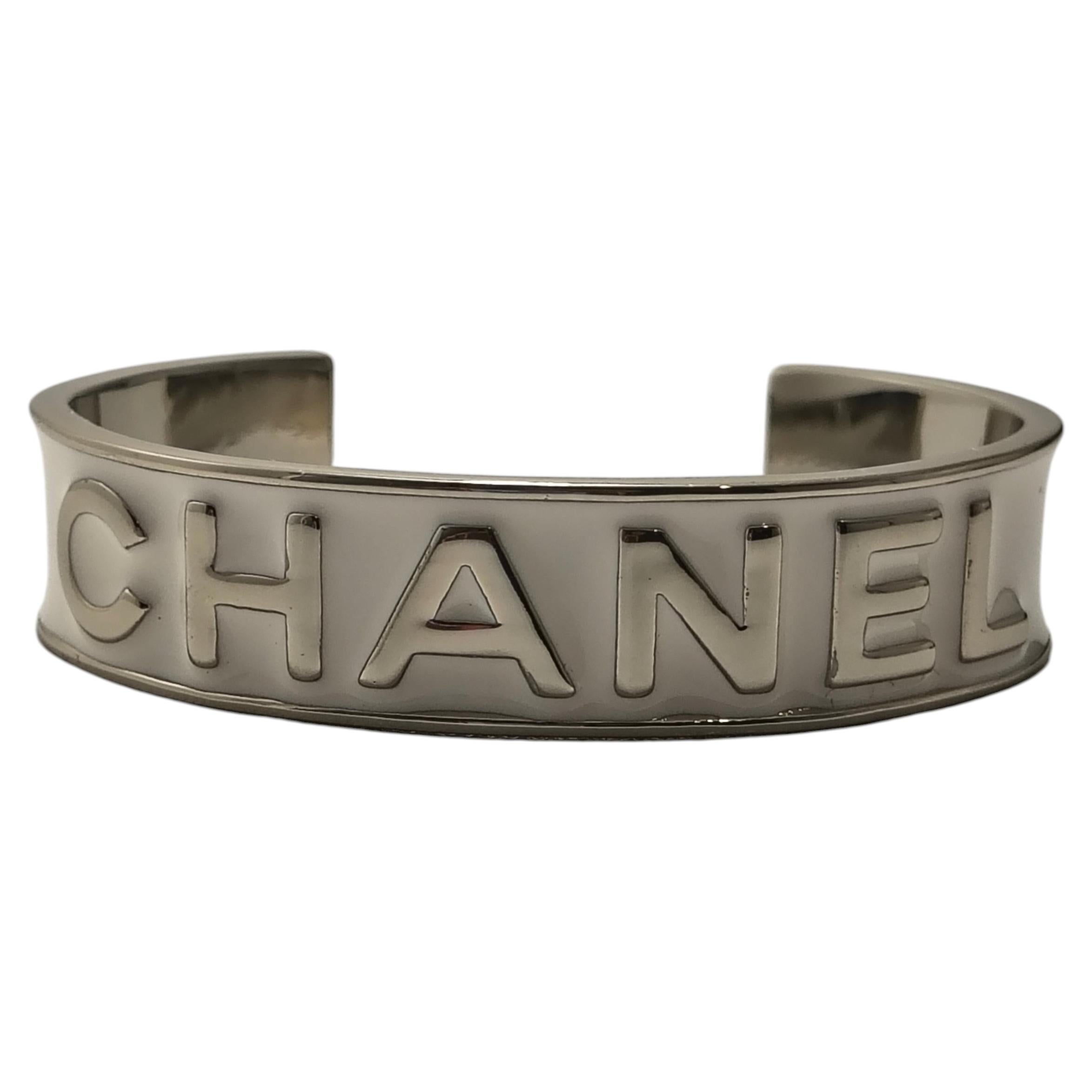 Bracelet manchette Chanel B25 avec logo alphabétique, émail blanc et argent