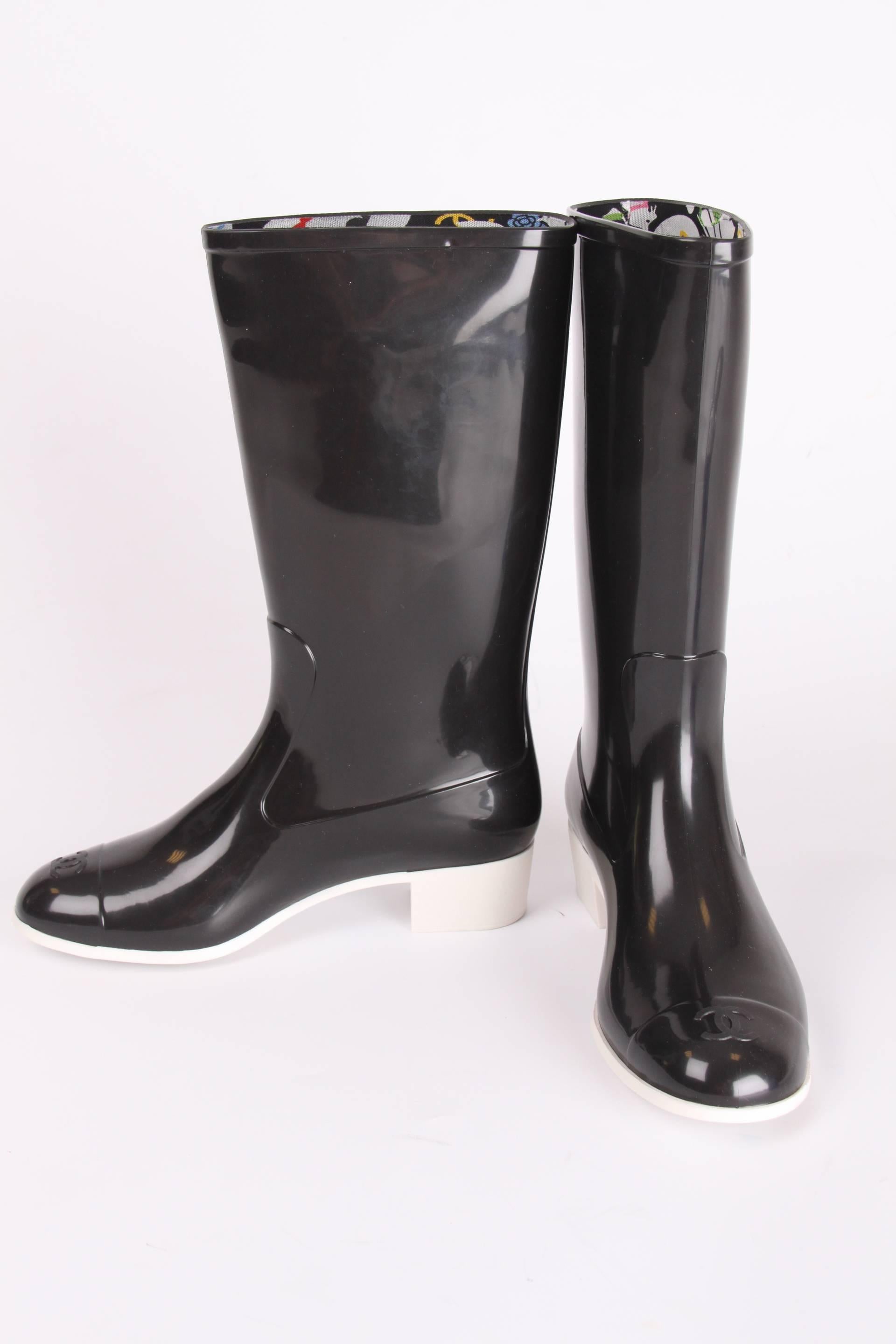 Black rubber boots by Chanel, to dress up even in the rain!

A round toe with an embossed CC logo, a white sole with a heel that measures 4 centimeters. Underneath the heel a large black CC logo and the outsole has a 'quilted' design.

Adorable