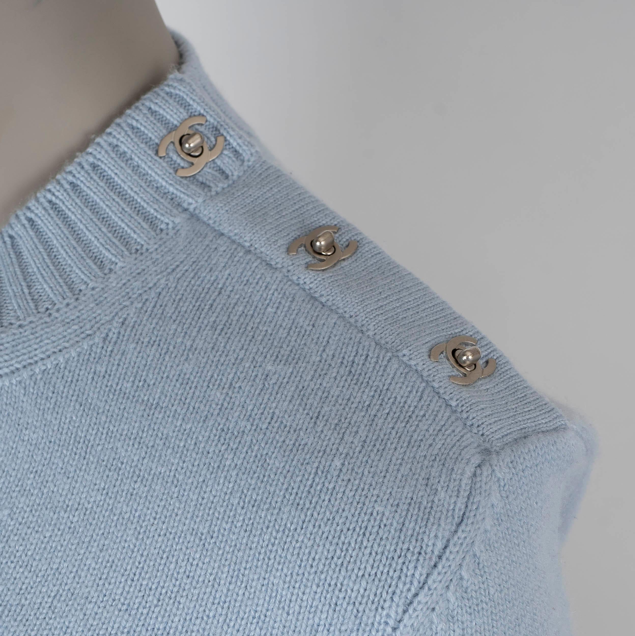 CHANEL 15P CC TUNRLOCK Pull col roulé bleu bébé 40 M en vente 1