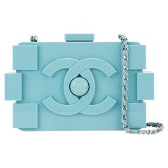 Pochette Lego bleu bébé de Chanel