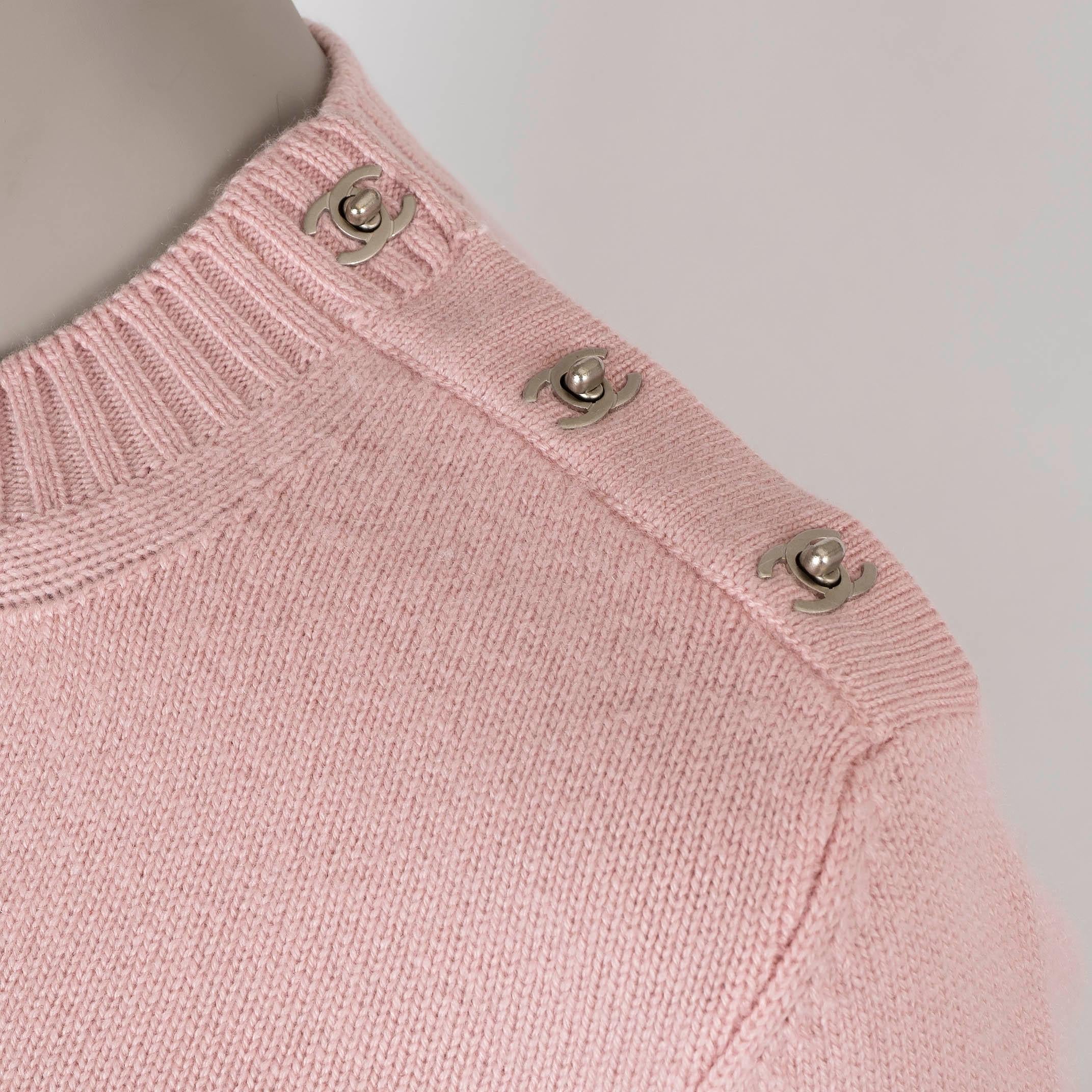 CHANEL Babyrosa Kaschmirpullover 15P CC TUNRLOCK Crewneck Pullover 40 M im Angebot 1