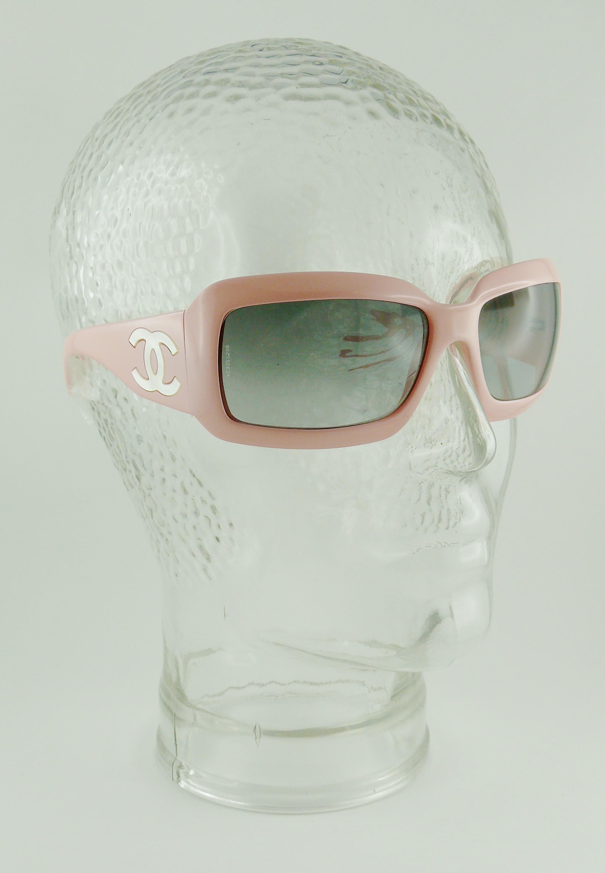 **** WE NO LONGER SHIP SUNGLASSES TO THE USA ****

CHANEL baby pink acrylic sunglasses adorned with large CC logo on both temple.

Grey gradient plastic lenses.

Marked CHANEL Made in Italy.
Mod. 5076-H.

Engraved CHANEL on both lenses.

Indicative