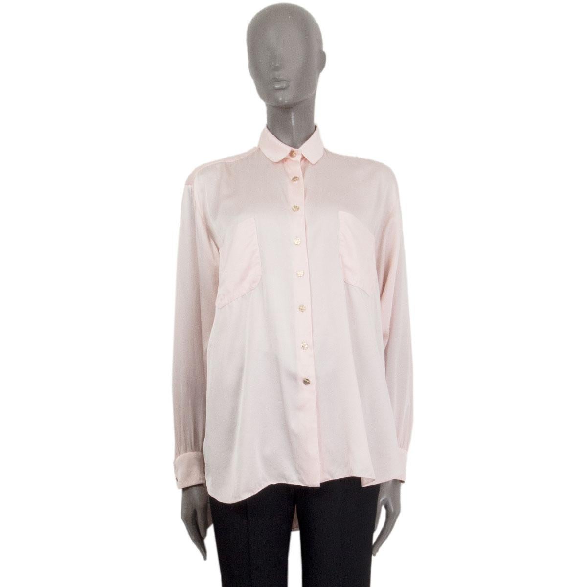 100% authentic Chanel button-up shirt in baby pink silk (100%). With a classic collar, two flap pockets and a rounded hem. Closes with round golden CC-impressed buttons in the front. Comes with minor used sign such a 2mm ball pen marker in the back