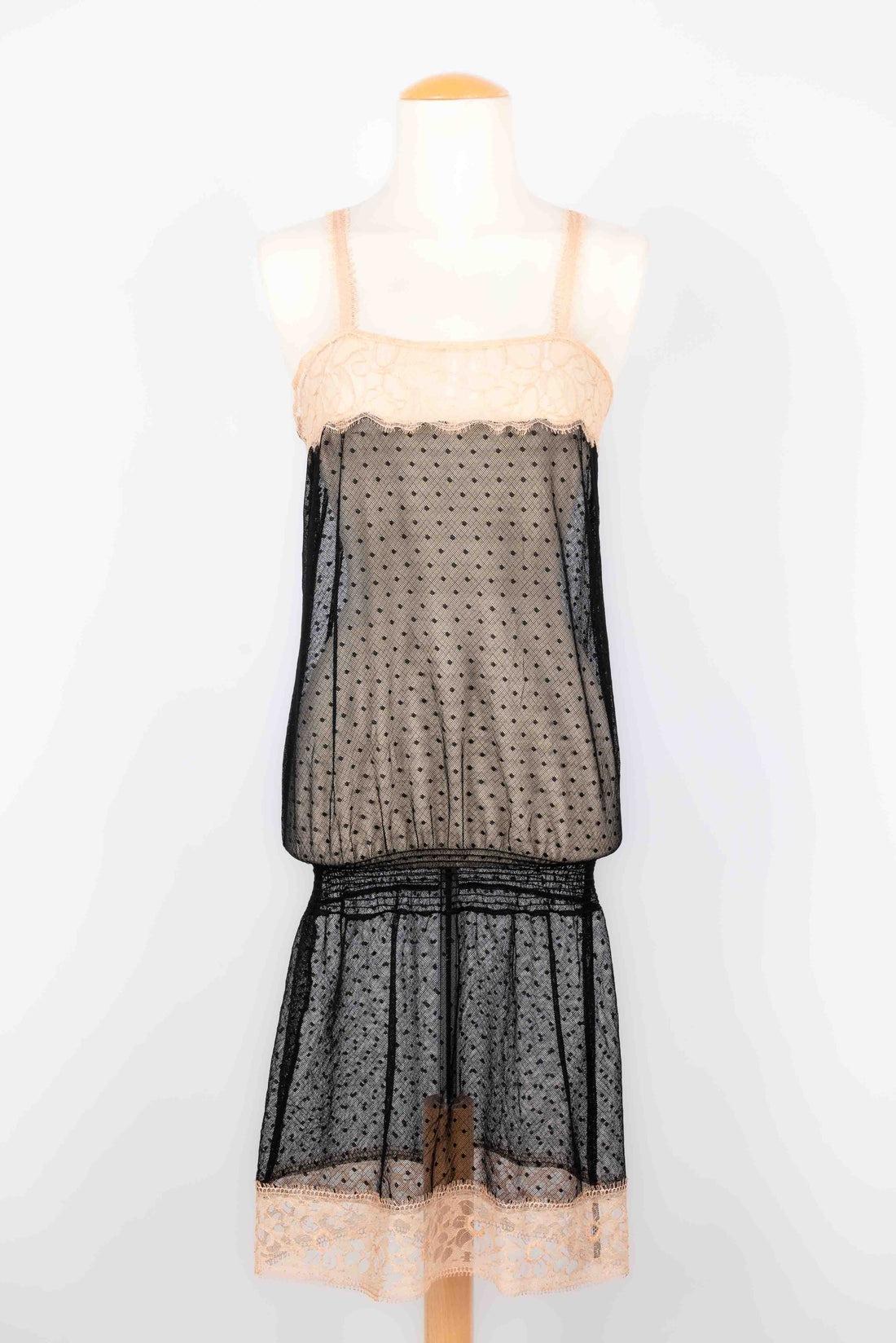 Chanel - Kleid im Babydoll-Stil aus schwarzem Seidenmusselin und beiger Spitze. Unterwäschekleid aus gepunktetem Tüll und beiger Spitze. Keine Größenangabe, es passt eine 34FR/36FR.

Zusätzliche Informationen:
Zustand: Sehr guter