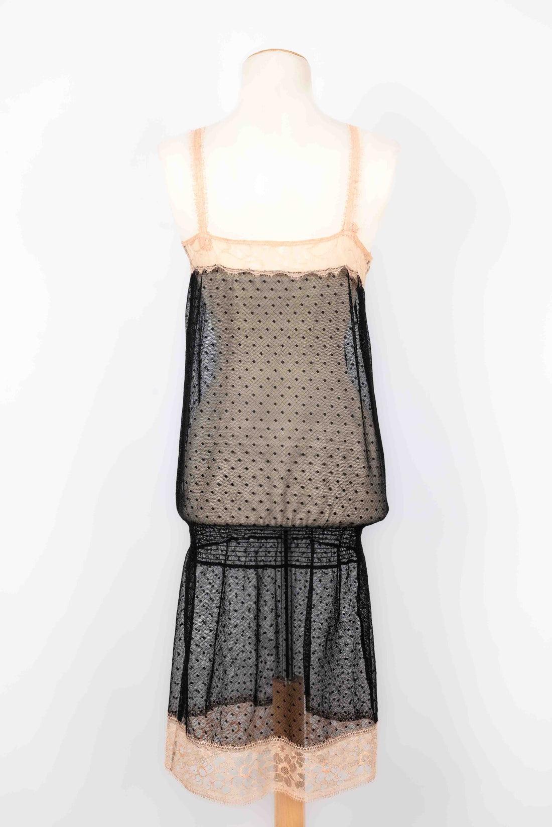 Chanel Kleid im Babydoll-Stil aus schwarzem Seidenmuslin und beigefarbener Spitze, 1990er Jahre im Zustand „Hervorragend“ im Angebot in SAINT-OUEN-SUR-SEINE, FR