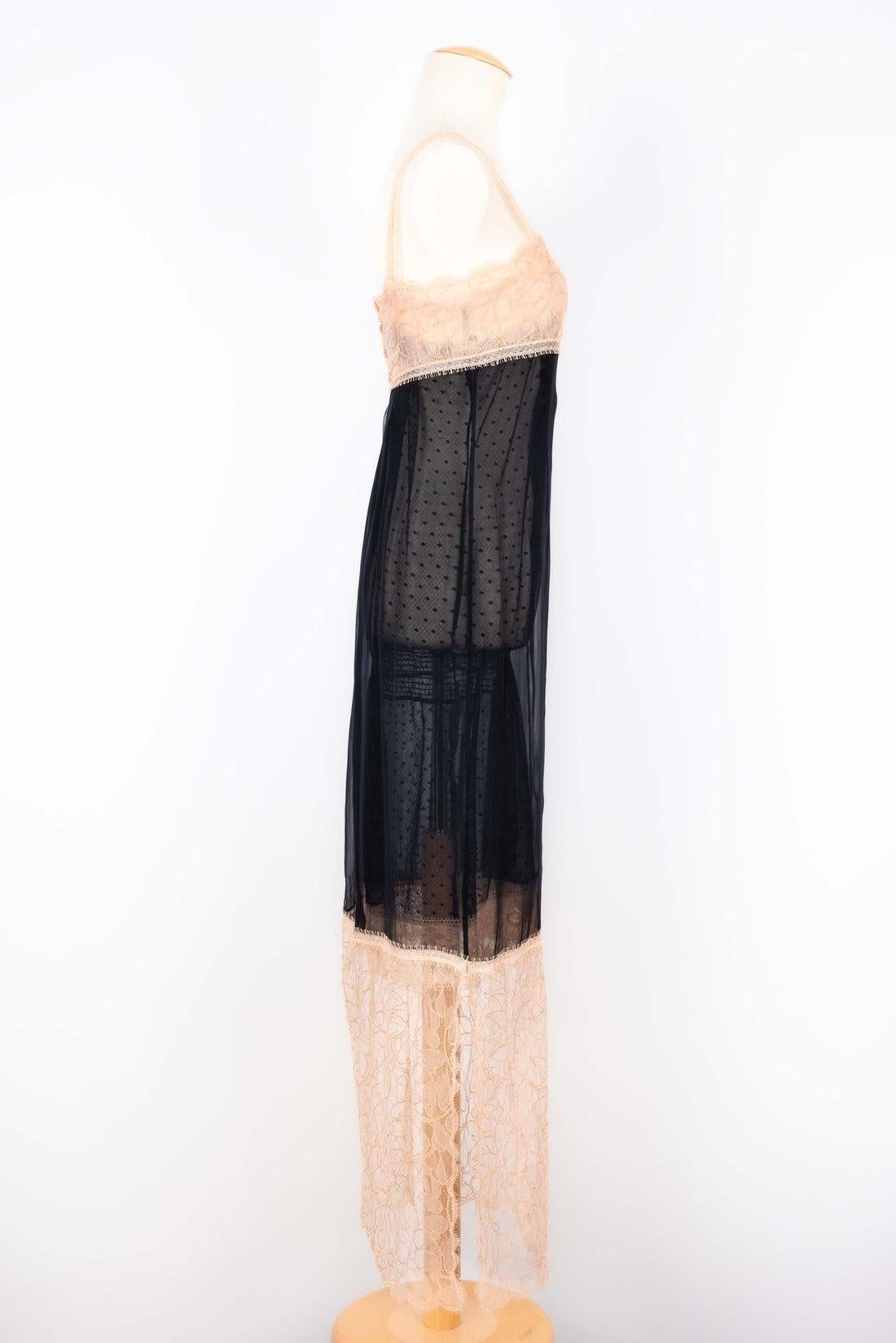 Robe babydoll de Chanel en mousseline de soie noire et dentelle beige, années 1990 Pour femmes en vente