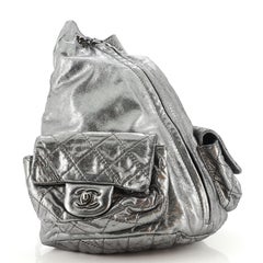Chanel Rucksack ist aus Leder mit Rückenlehne groß