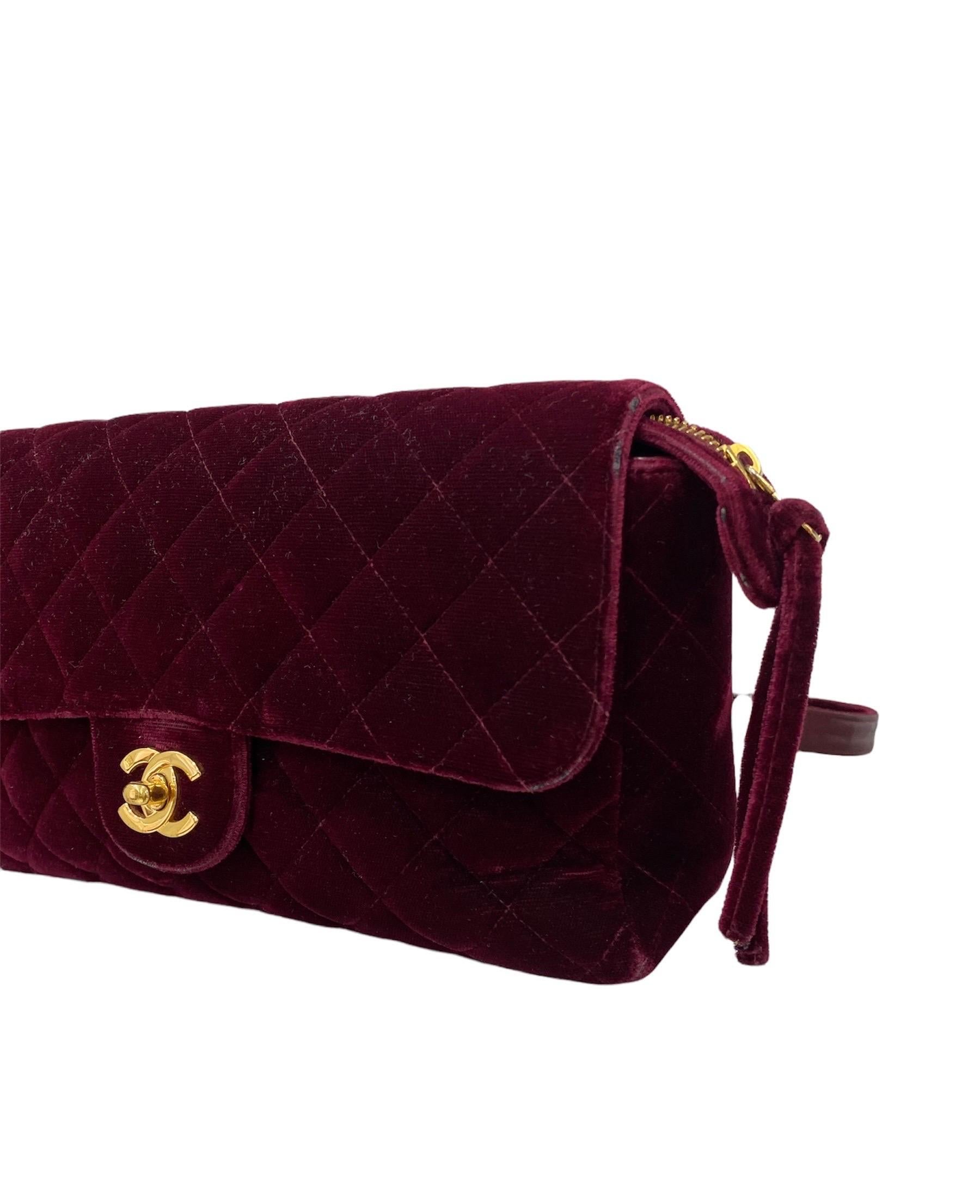 Chanel backpack, Vintage model, year of production 94/96, made of burgundy velvet with golden hardware.
Equipped with a flap with CC interlocking logo closure, internally lined in burgundy leather, quite roomy.
Equipped with double shoulder strap in