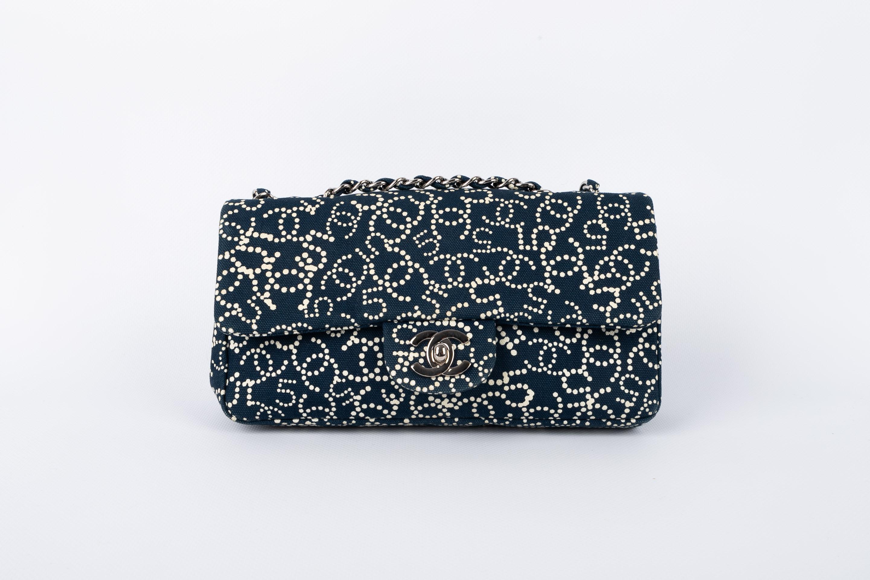 CHANEL - (Made in France) Navy blue canvas bag printed with white. Silvery metal elements. 2005/2006 Collection.

Condition:
Very good condition

Dimensions:
Length: 23 cm - Height: 13 cm - Depth: 6 cm - Handle length: 95 cm

S21