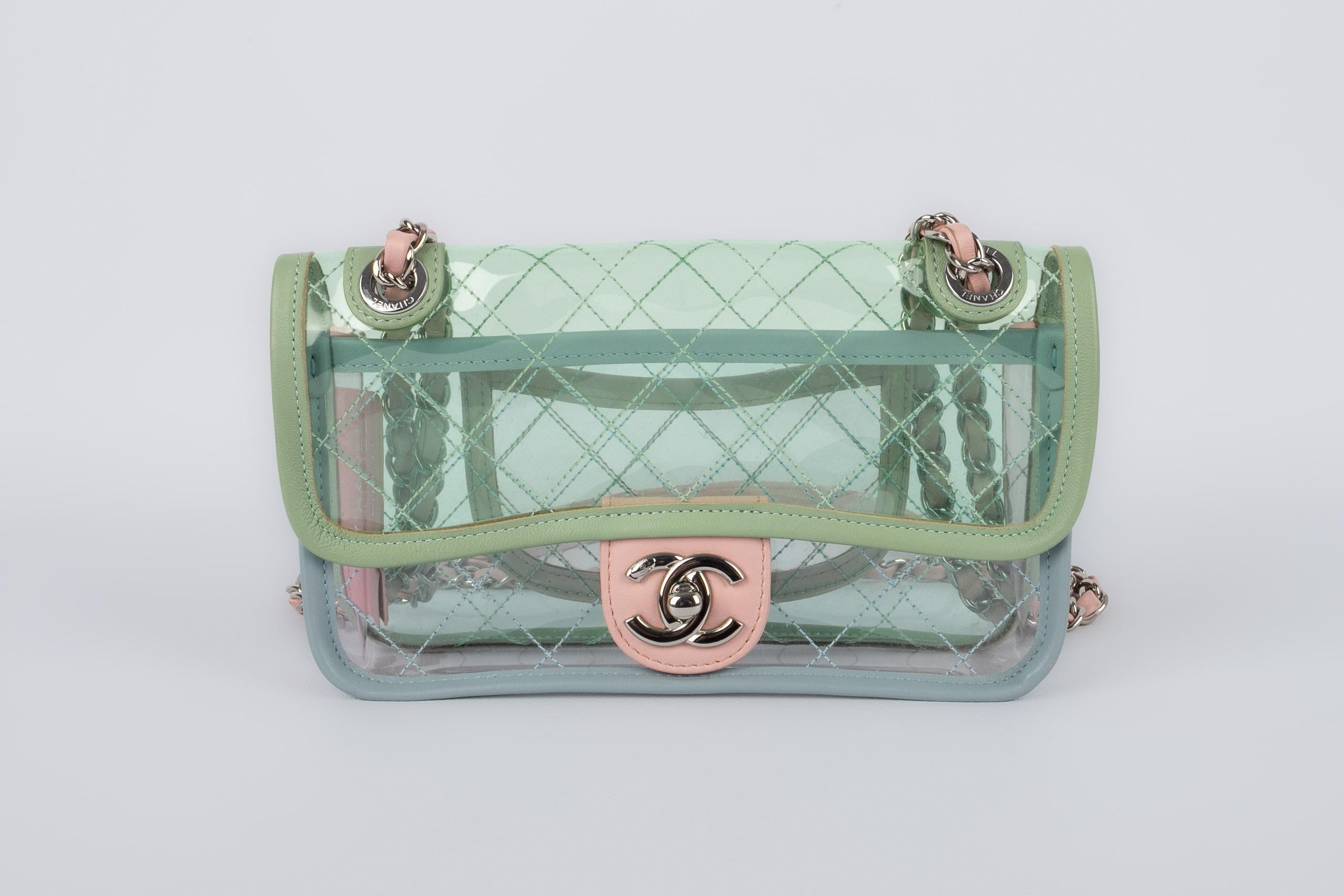 CHANEL - Transparent PVC bag with multicolored leather and silvery metal elements. 2018 Spring-Summer Collection.

Condition:
Very good condition

Dimensions:
Length: 20 cm - Height: 13 cm - Depth: 3 cm - Handle length: 129 cm

S22