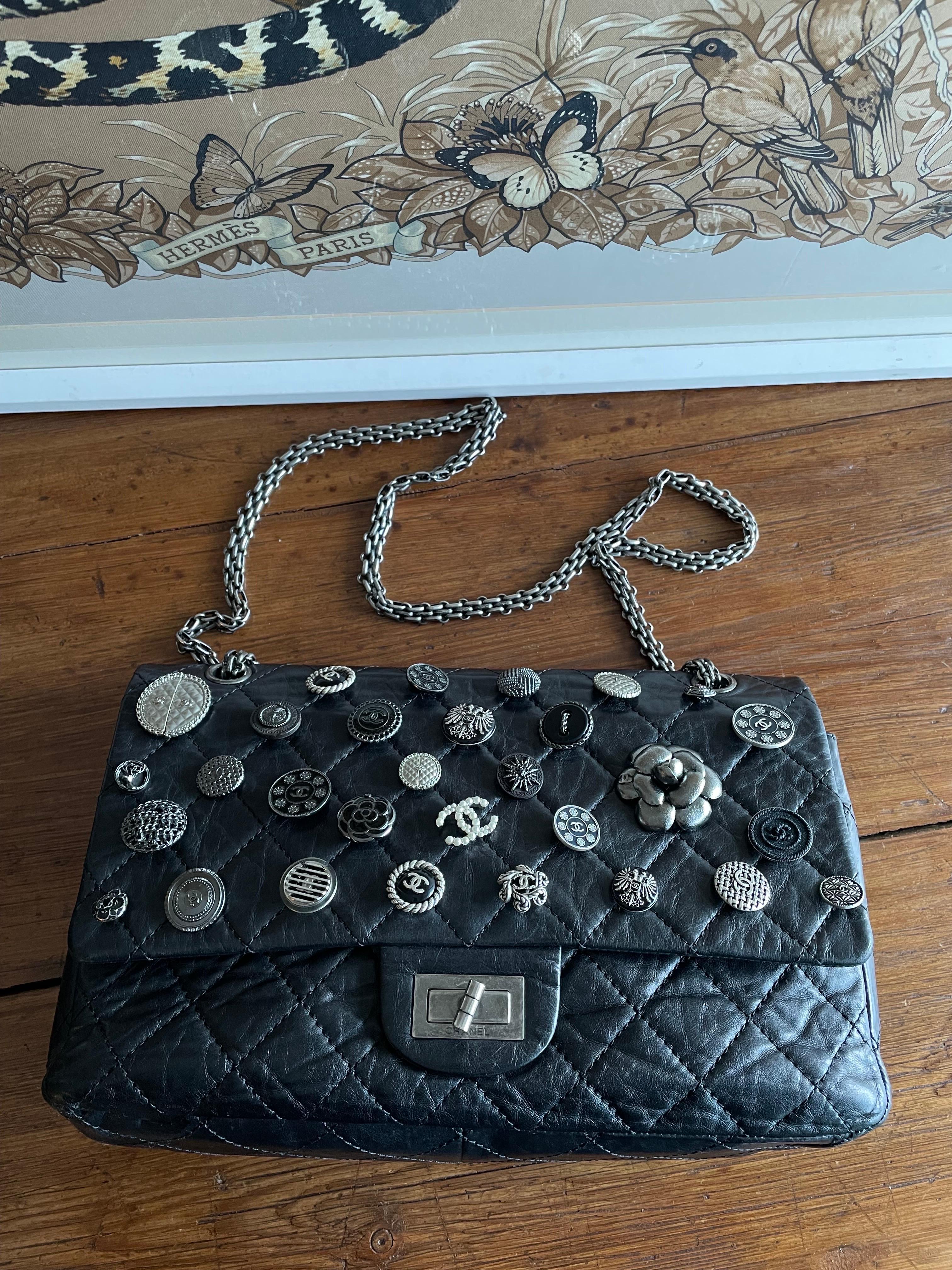 Chanel 2.55 bag in black leather lived effect, silver hardware. Unique bag, created by karl Lagerfeld, who thought, with his visionary genius, to enrich the bag with many different buttons. Others have been created, few and rare to find. Every bag
