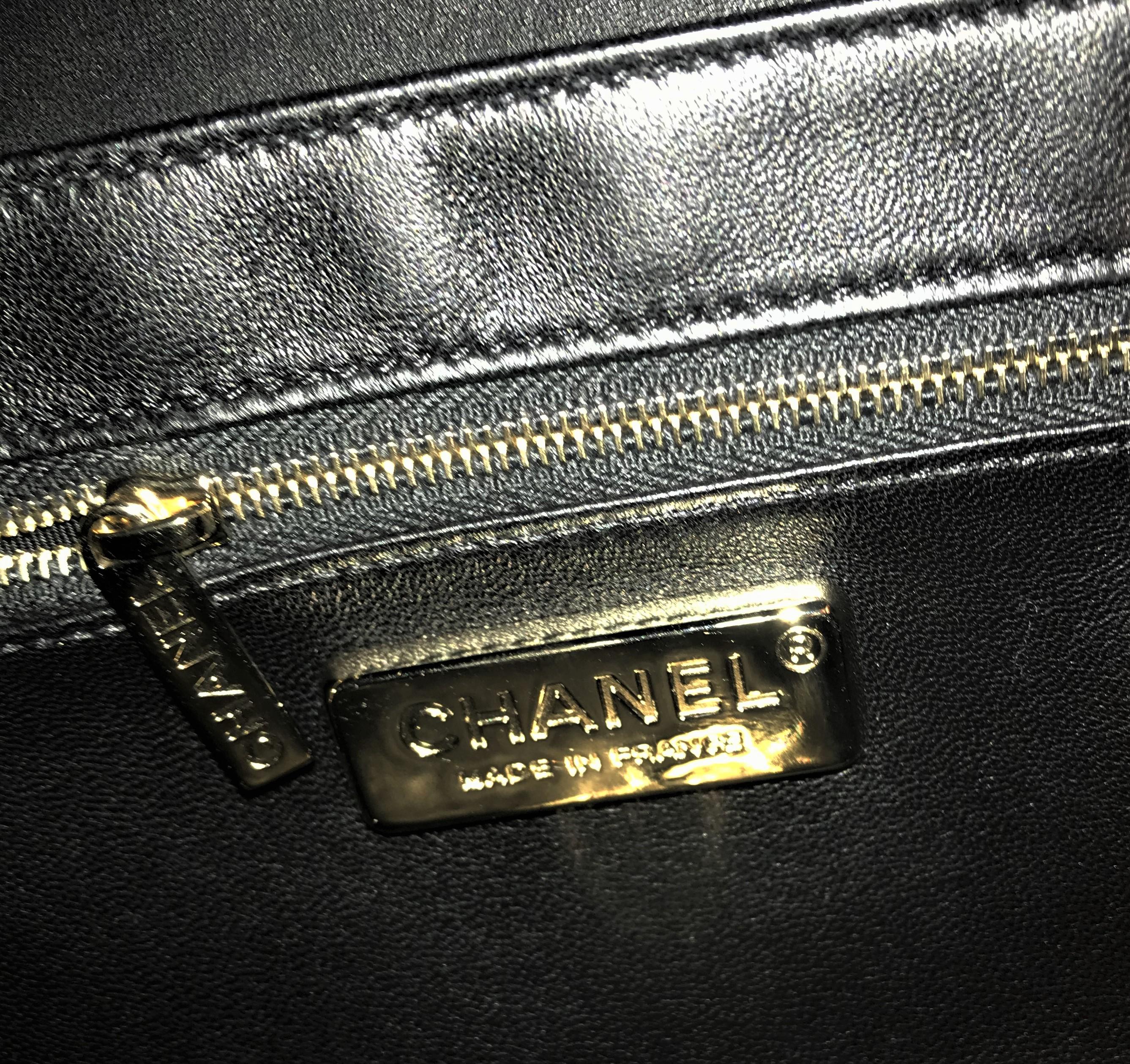 CHANEL bag in black calfskin leather with black glossy shearling, 2017. For Sale 3