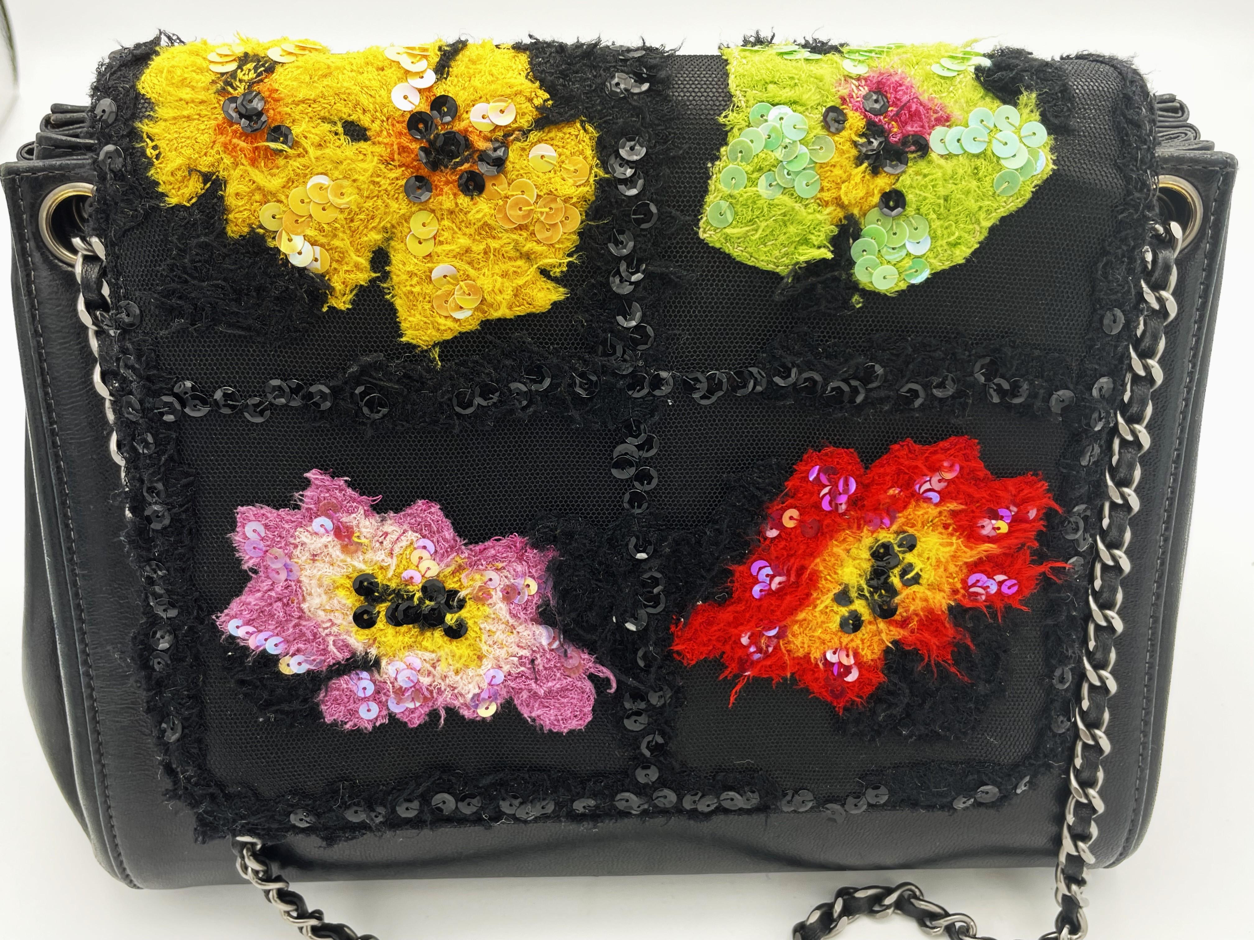  CHANEL Tasche, schwarzes Lammfell mit bunten Blumen, Doppelkette aus den 1990er Jahren im Angebot 7