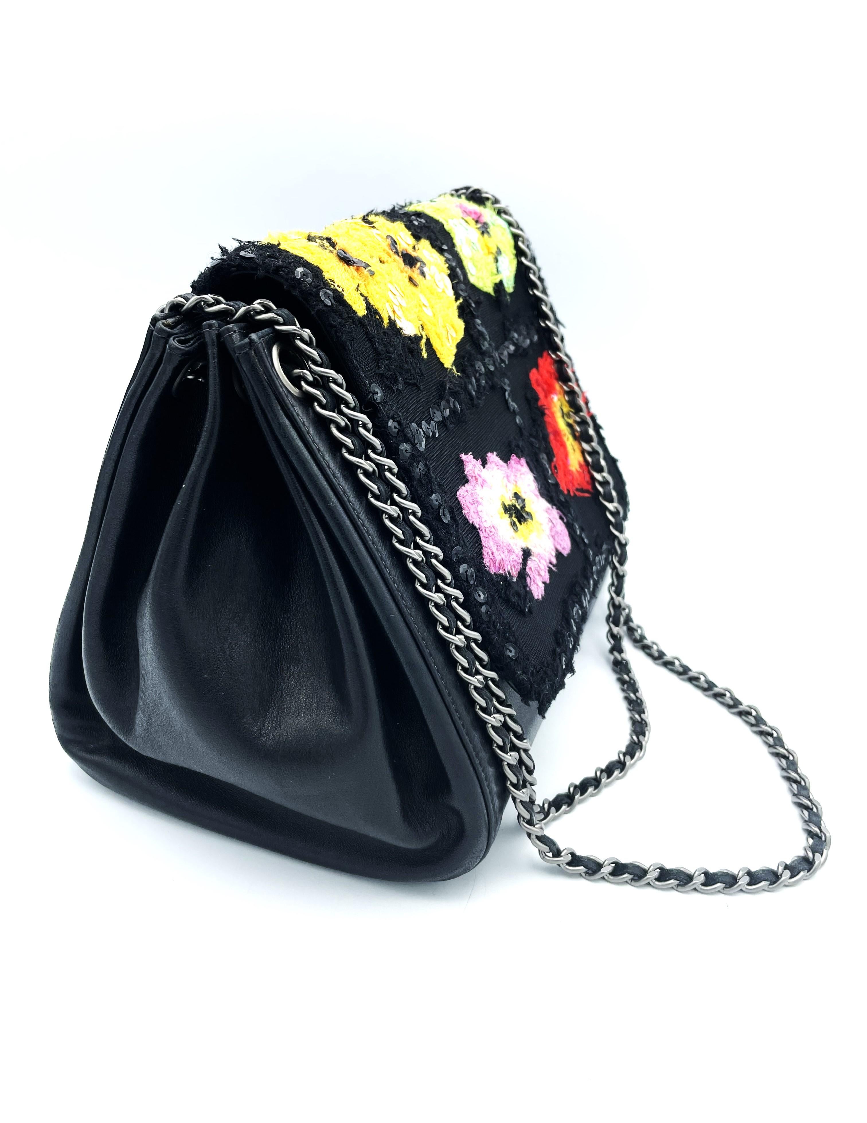  CHANEL bag, black lambs skin with colorful flowers, double chain from the 1990s In Good Condition For Sale In Stuttgart, DE