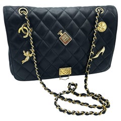 BOLSO CHANEL INTEGRAL, piel de cordero negra, con 6 colgantes icónicos, colección 1994/96