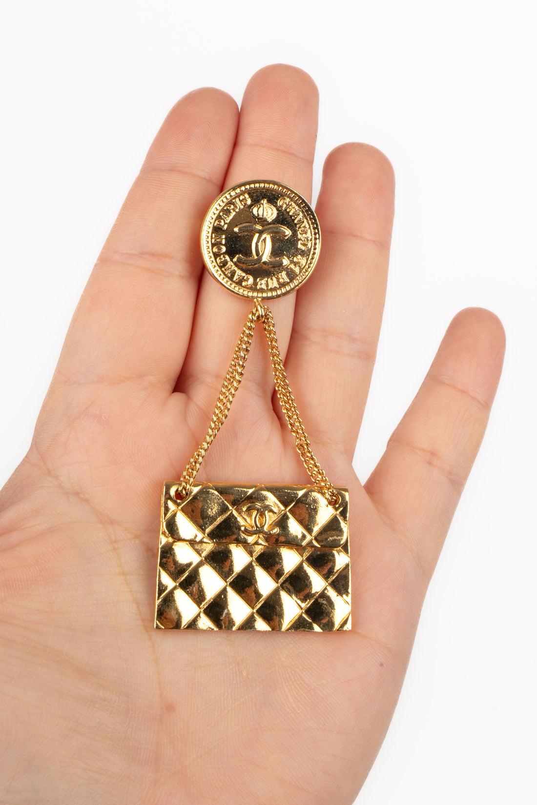 Chanel - (Made in France) Golden metal brooch representing a Chanel classic bag. 2cc5 Collection.

Additional information:
Condition: Very good condition
Dimensions: Height: 8 cm

Seller Reference: BRB117