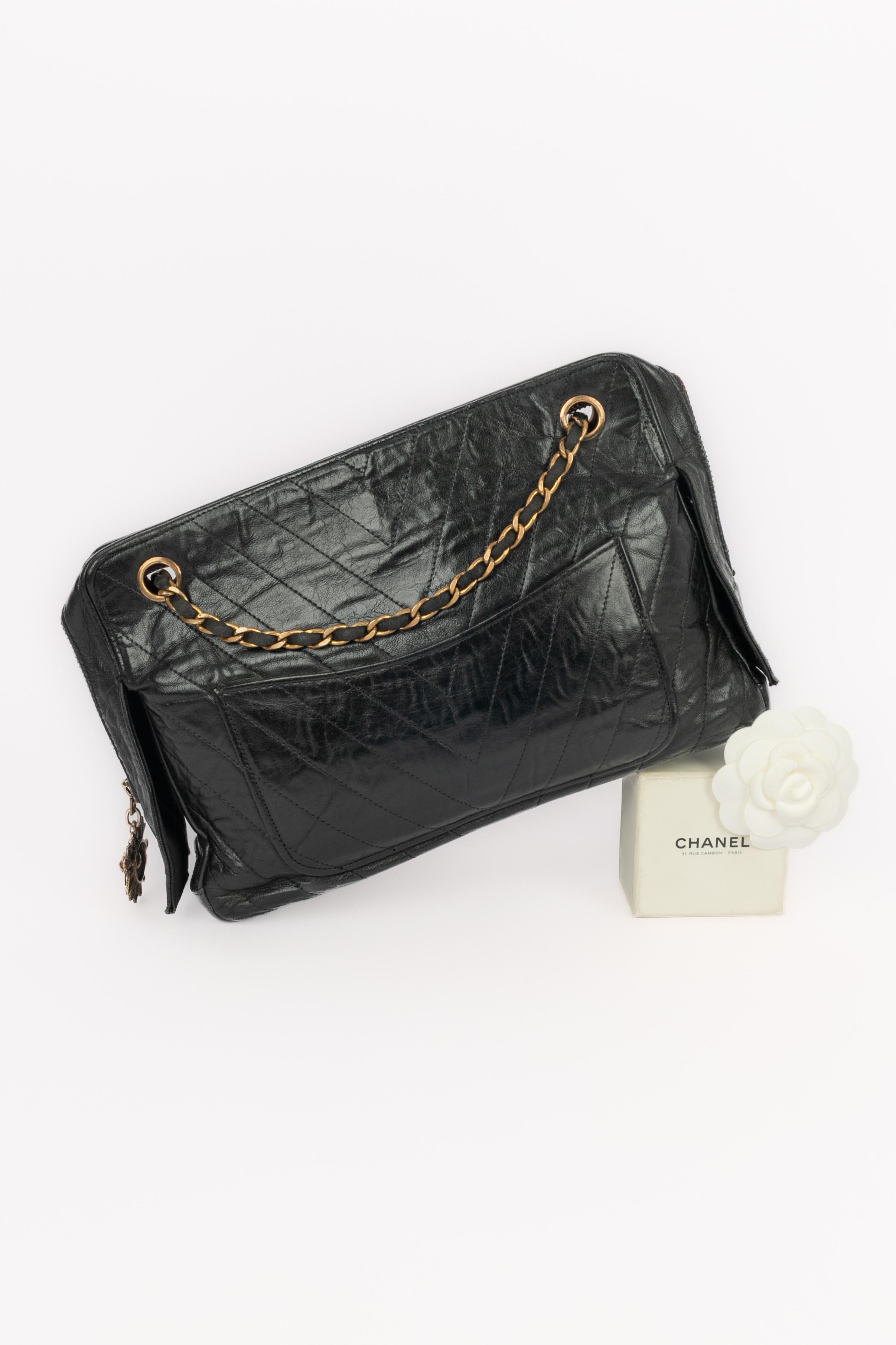CHANEL - (Made in France) Gesteppte schwarze Ledertasche mit goldenen Metallelementen und einem Innenumschlag. Eine Haute Couture Collection aus der Zeit von Coco. Zu erwähnen ist, dass es einige Gebrauchsspuren gibt.

Bedingung:
Guter