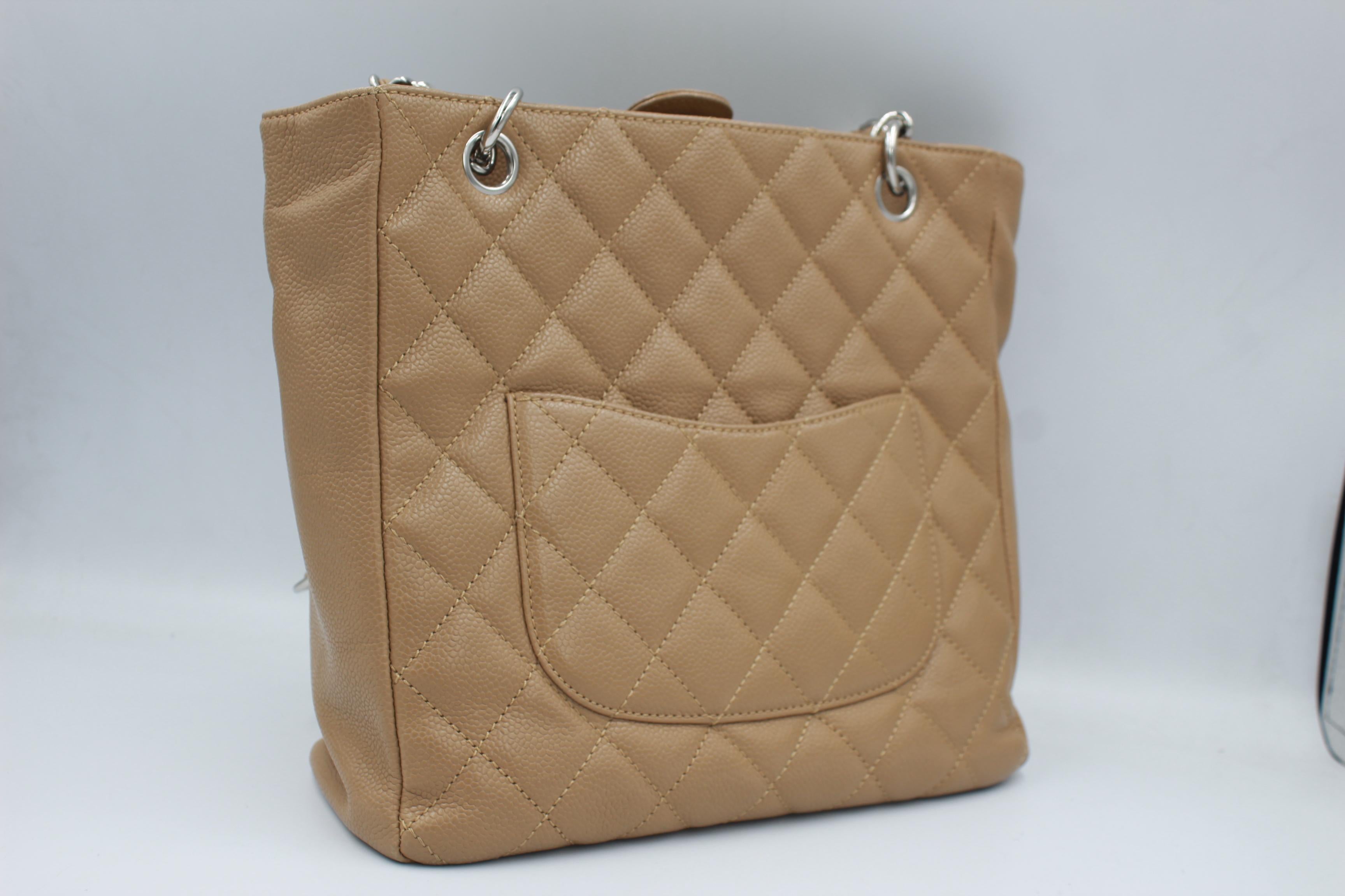 Chanel bag in leather.
Beige / Light brown leather.
Top handle bag, can be worn under the shoulder.
Good condition.
24Cm x 24cm x 8cm