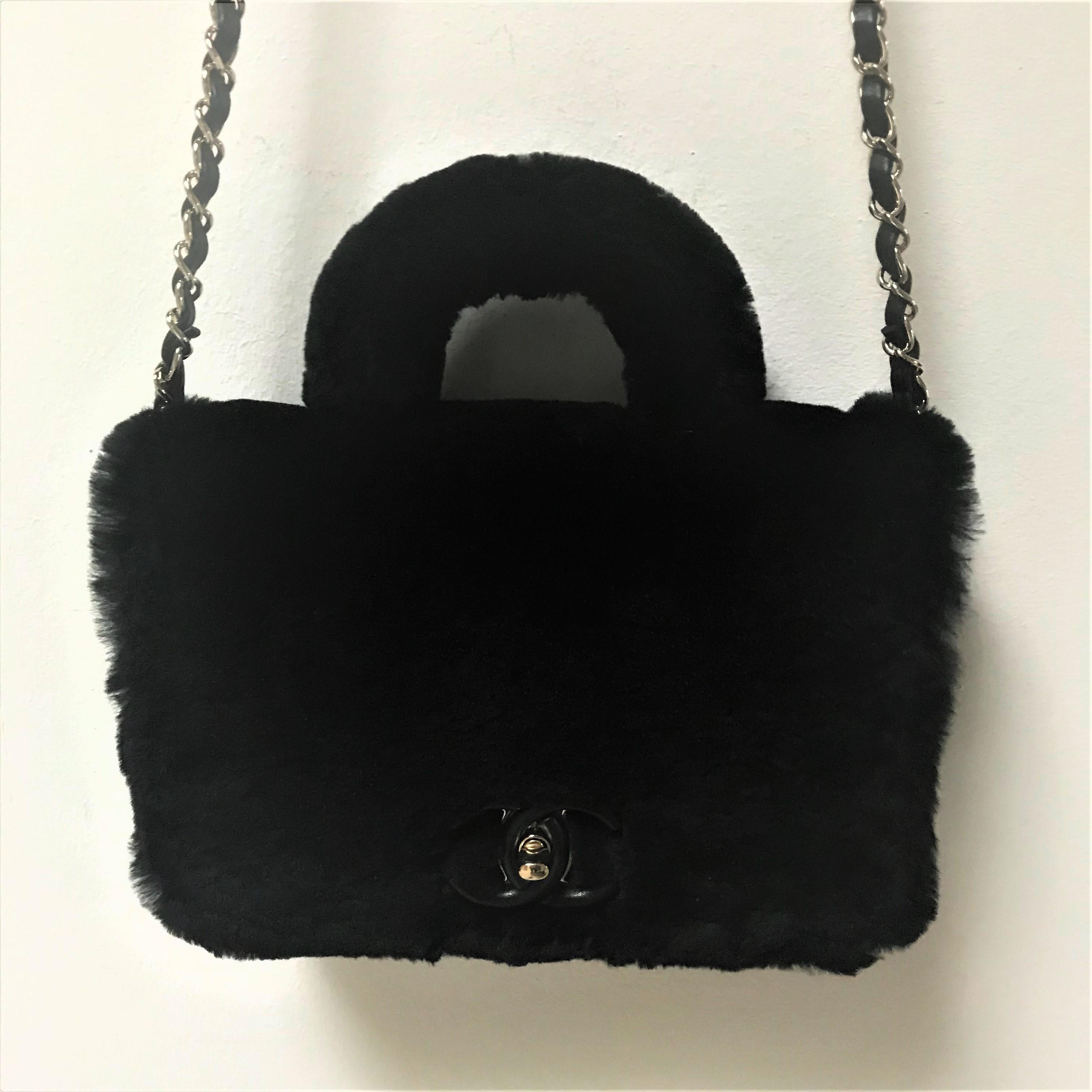 Borsa Chanel in pelle di vitello nera con shearling nero lucido, Francia 2017s in vendita 5