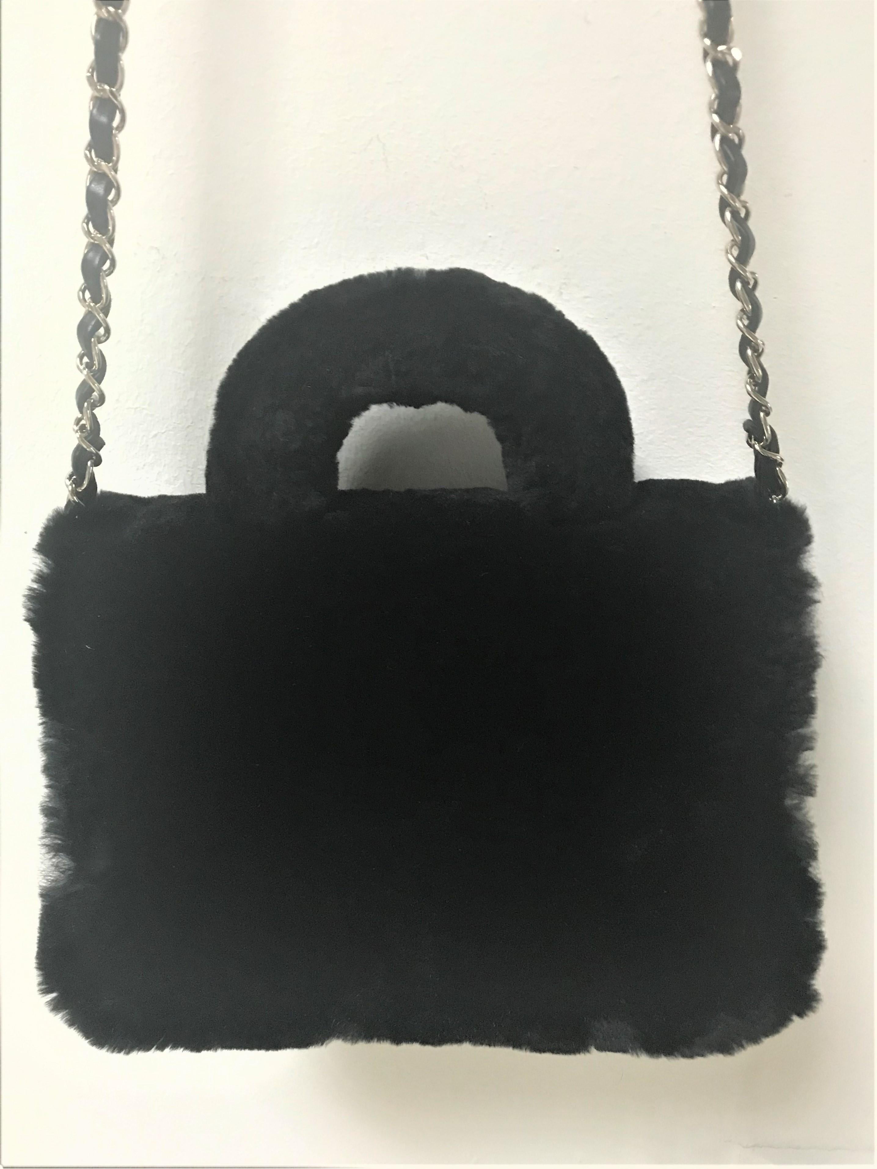 Borsa Chanel in pelle di vitello nera con shearling nero lucido, Francia 2017s in vendita 6