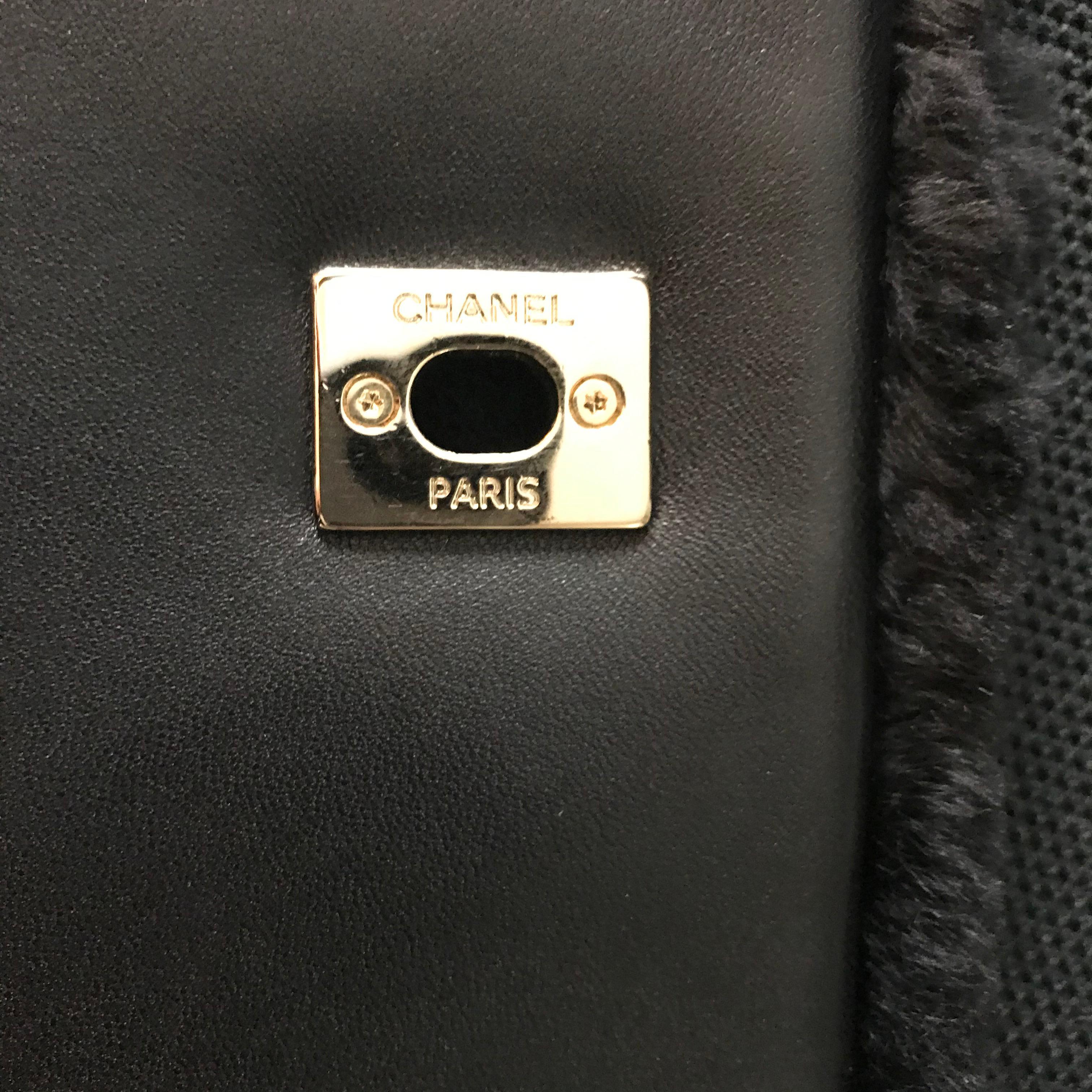 Borsa Chanel in pelle di vitello nera con shearling nero lucido, Francia 2017s in vendita 7