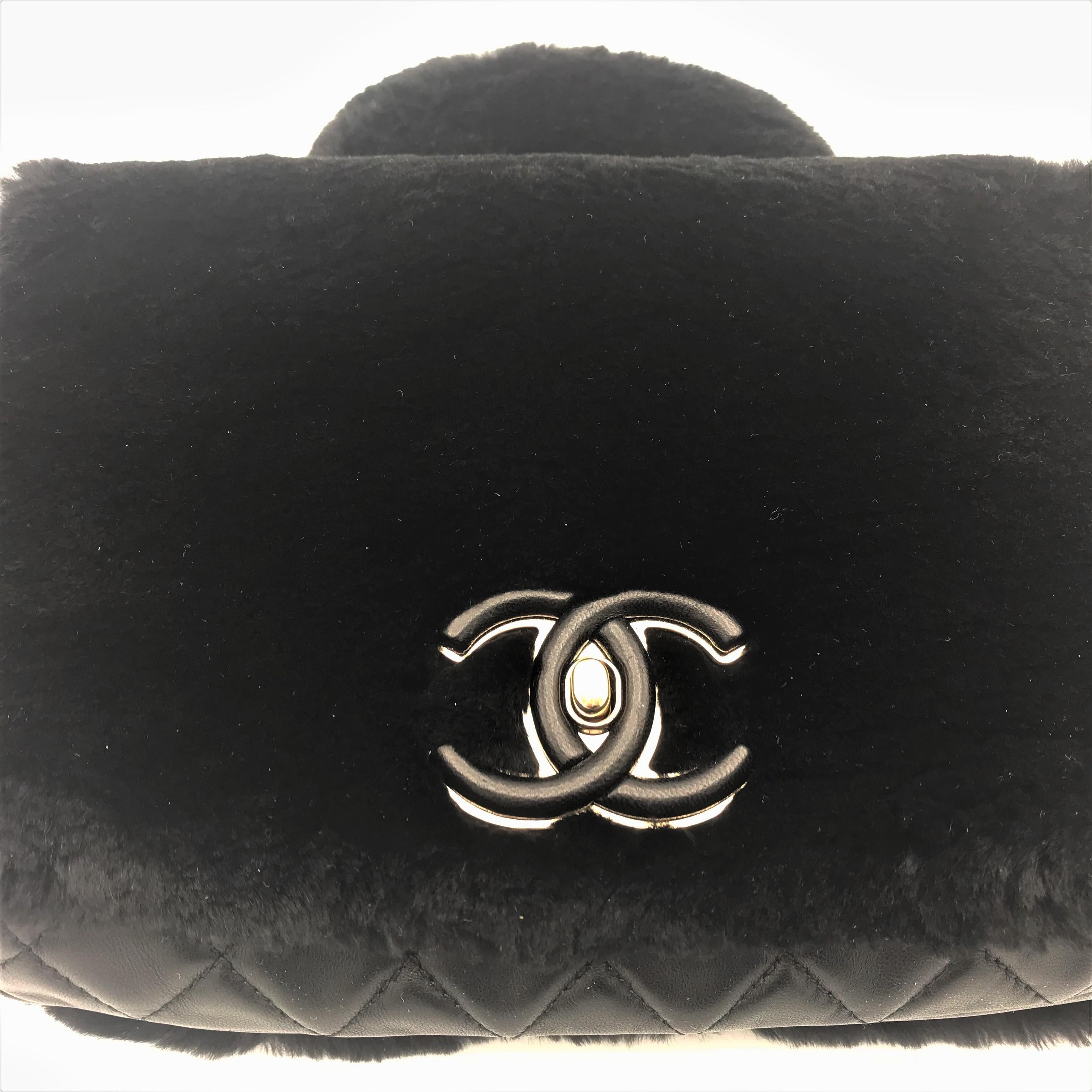 Borsa Chanel in pelle di vitello nera con shearling nero lucido, Francia 2017s in vendita 8