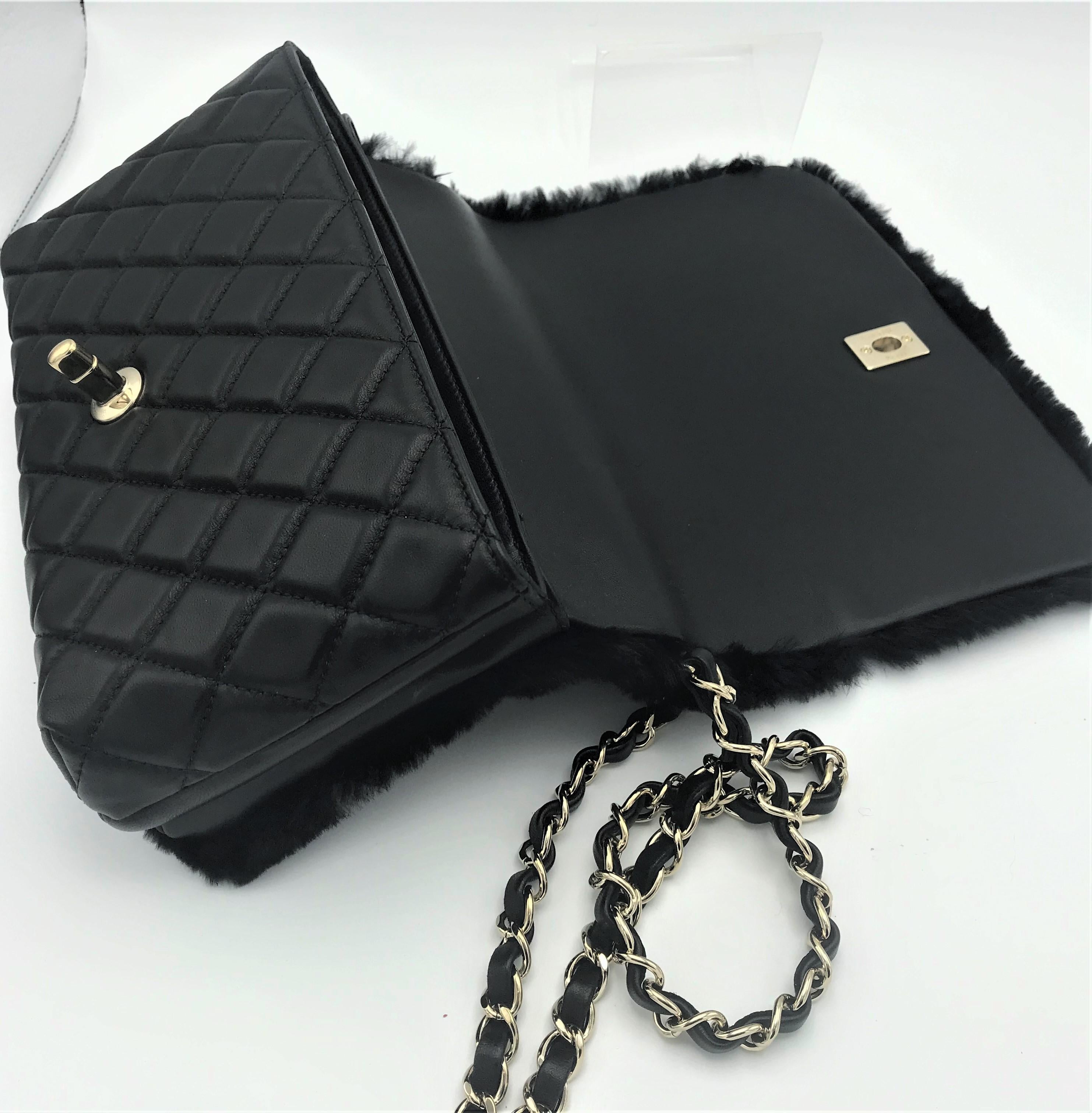 Nero Borsa Chanel in pelle di vitello nera con shearling nero lucido, Francia 2017s in vendita