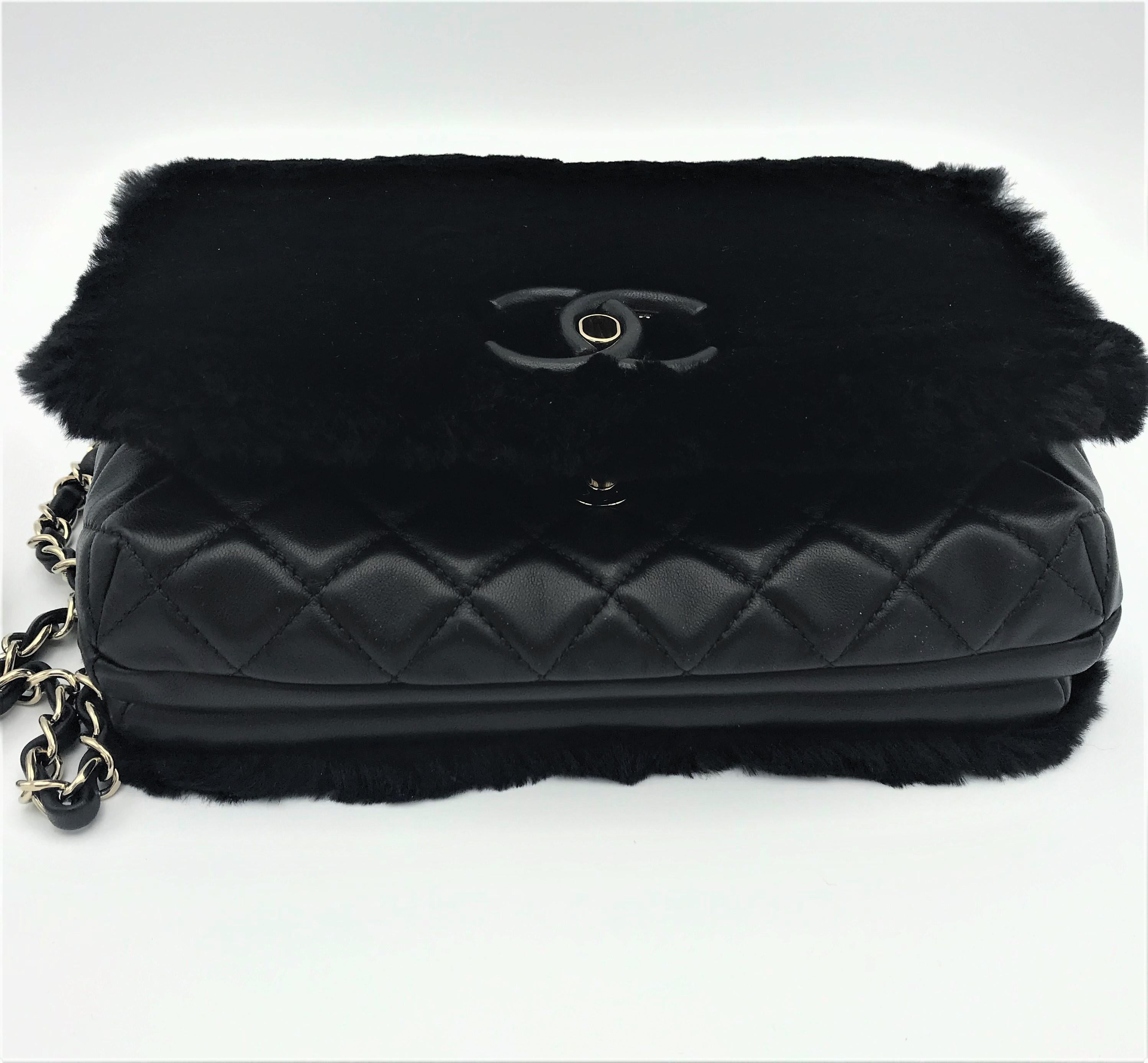 Borsa Chanel in pelle di vitello nera con shearling nero lucido, Francia 2017s in vendita 2
