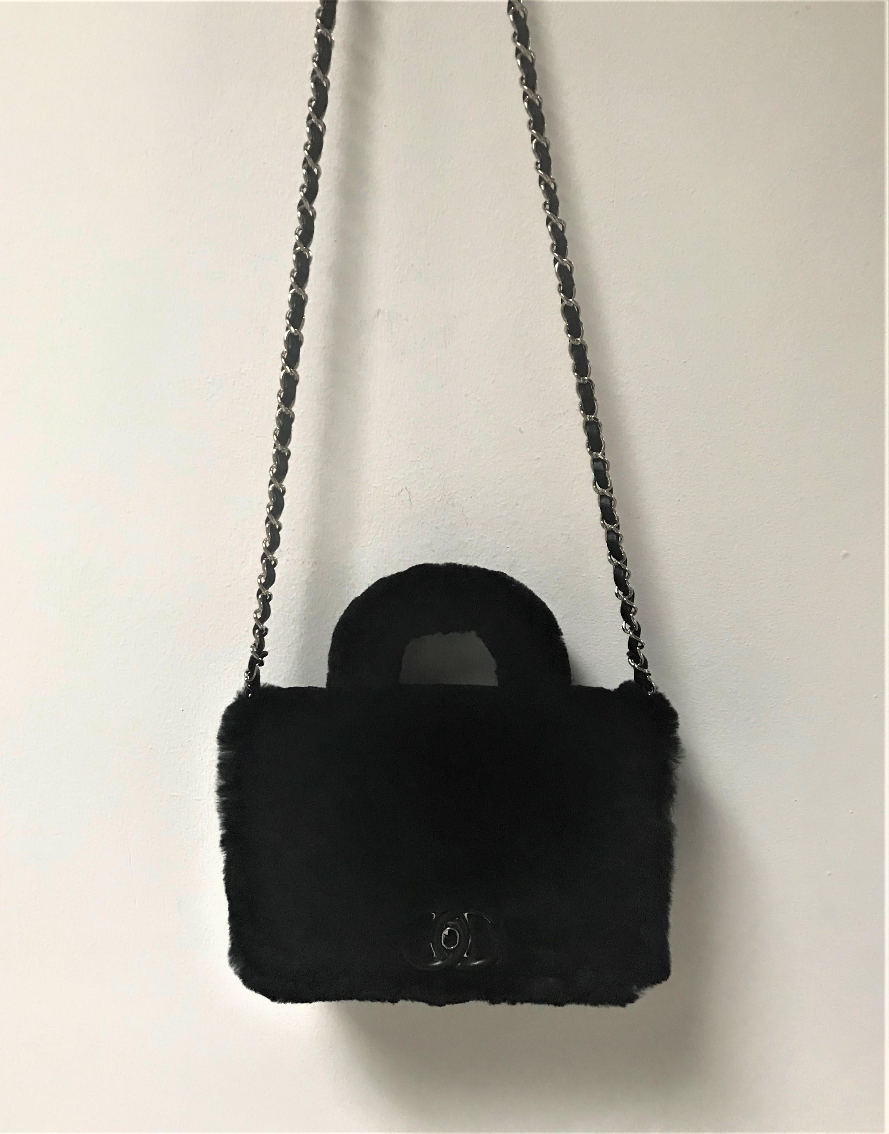 Borsa Chanel in pelle di vitello nera con shearling nero lucido, Francia 2017s in vendita 4