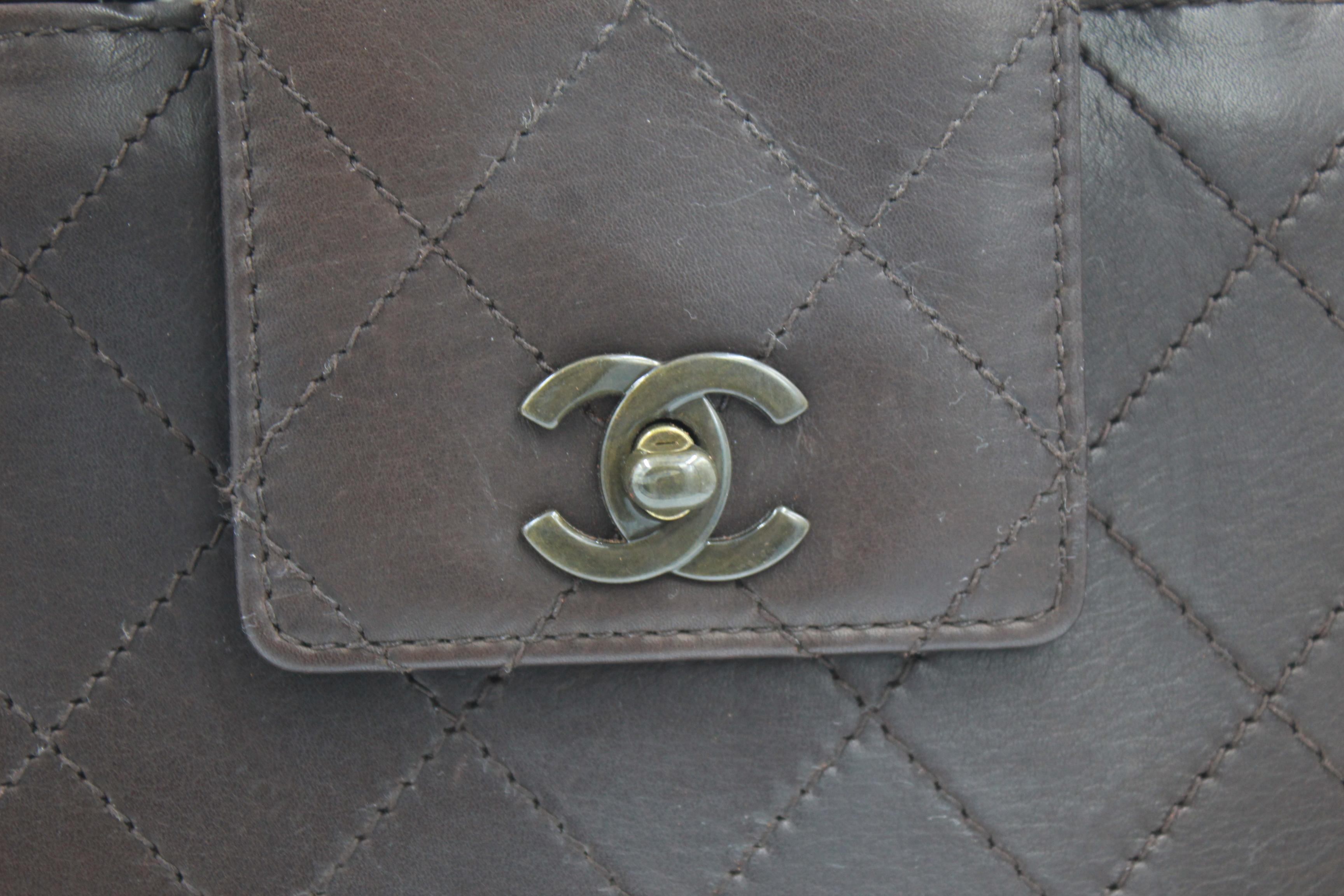 Chanel bag in brown leather. In Good Condition For Sale In Paris, FR