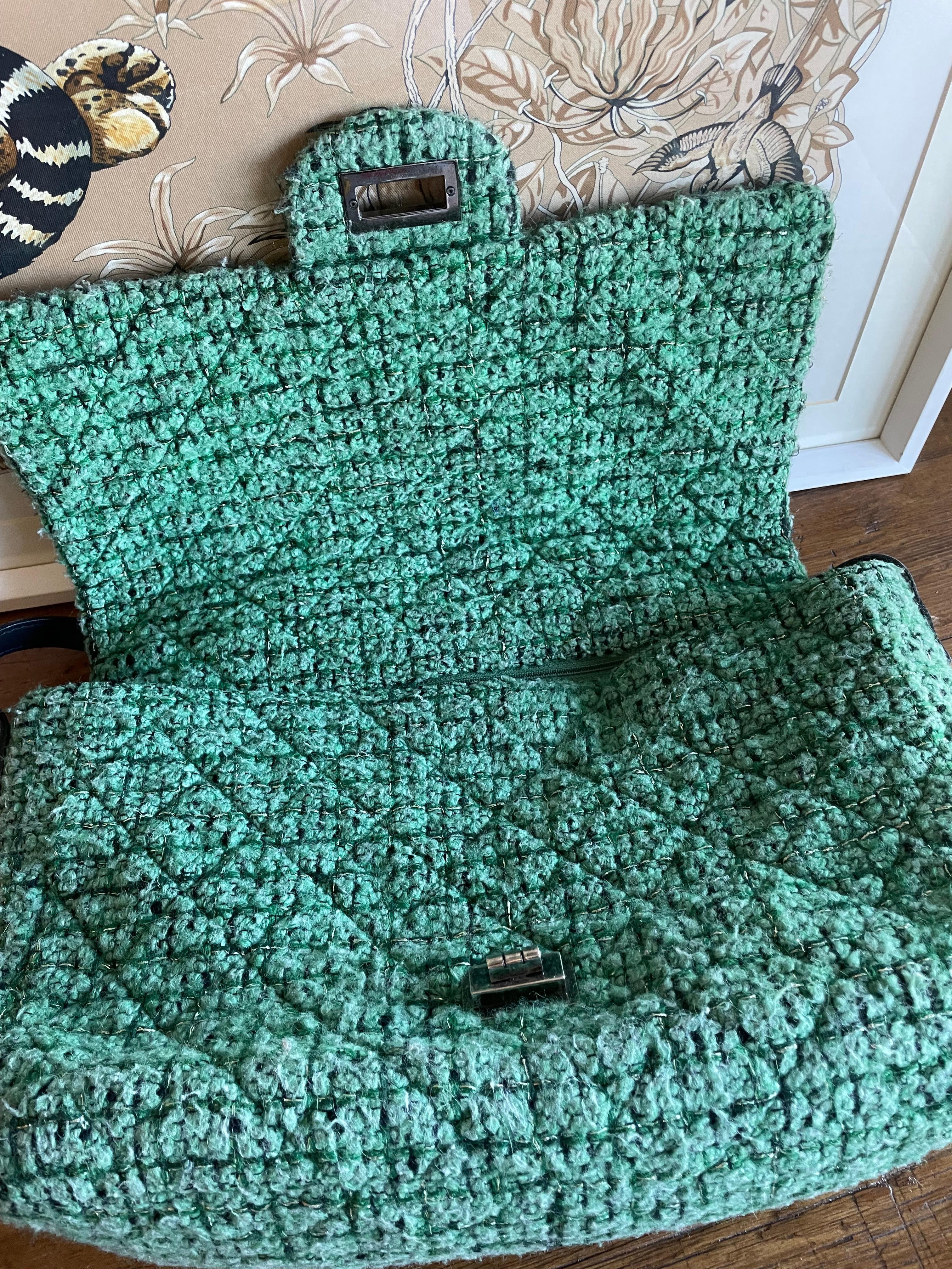 Chanel bag in green tweed. For Sale 2