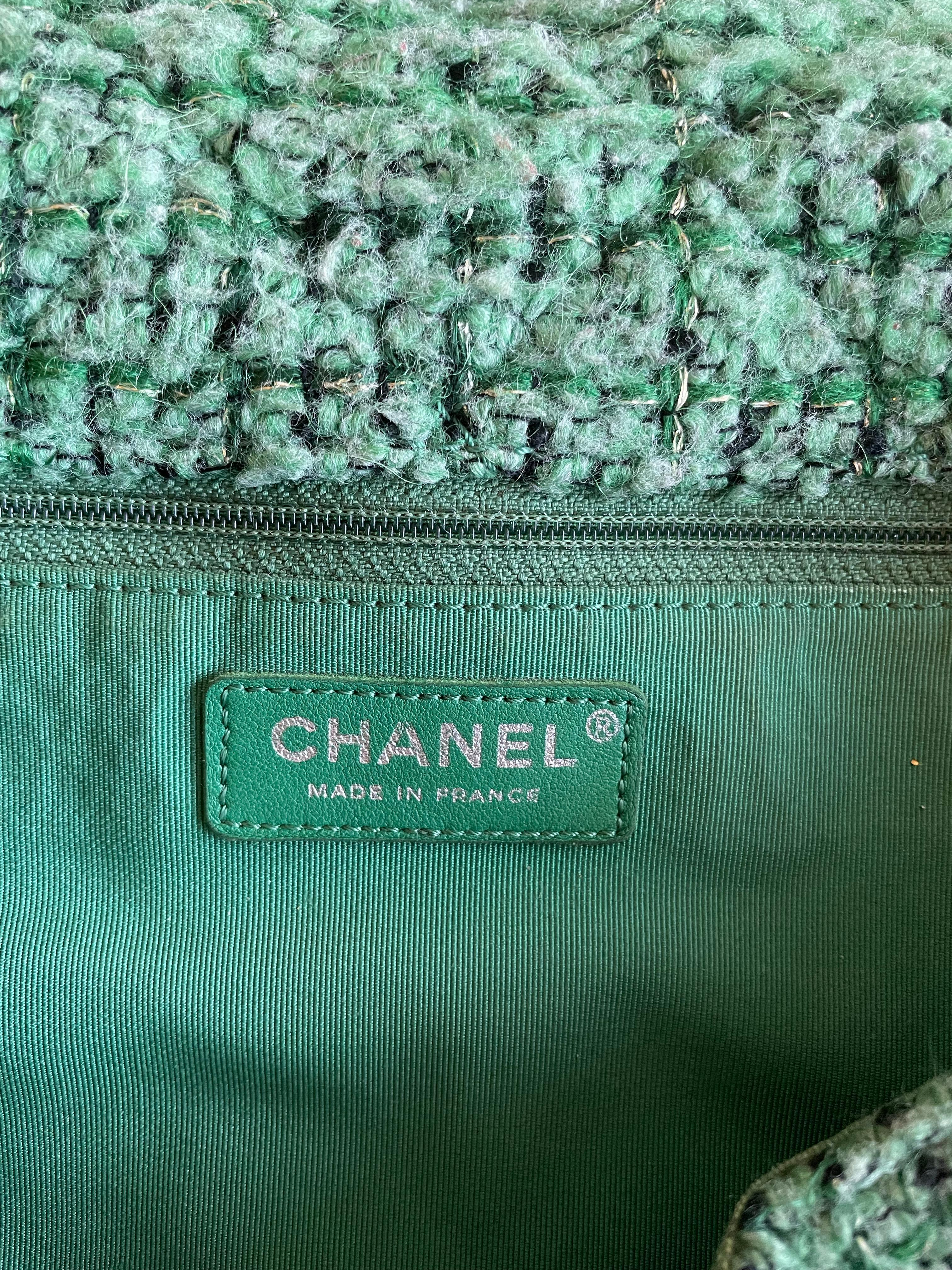 Chanel bag in green tweed. For Sale 3