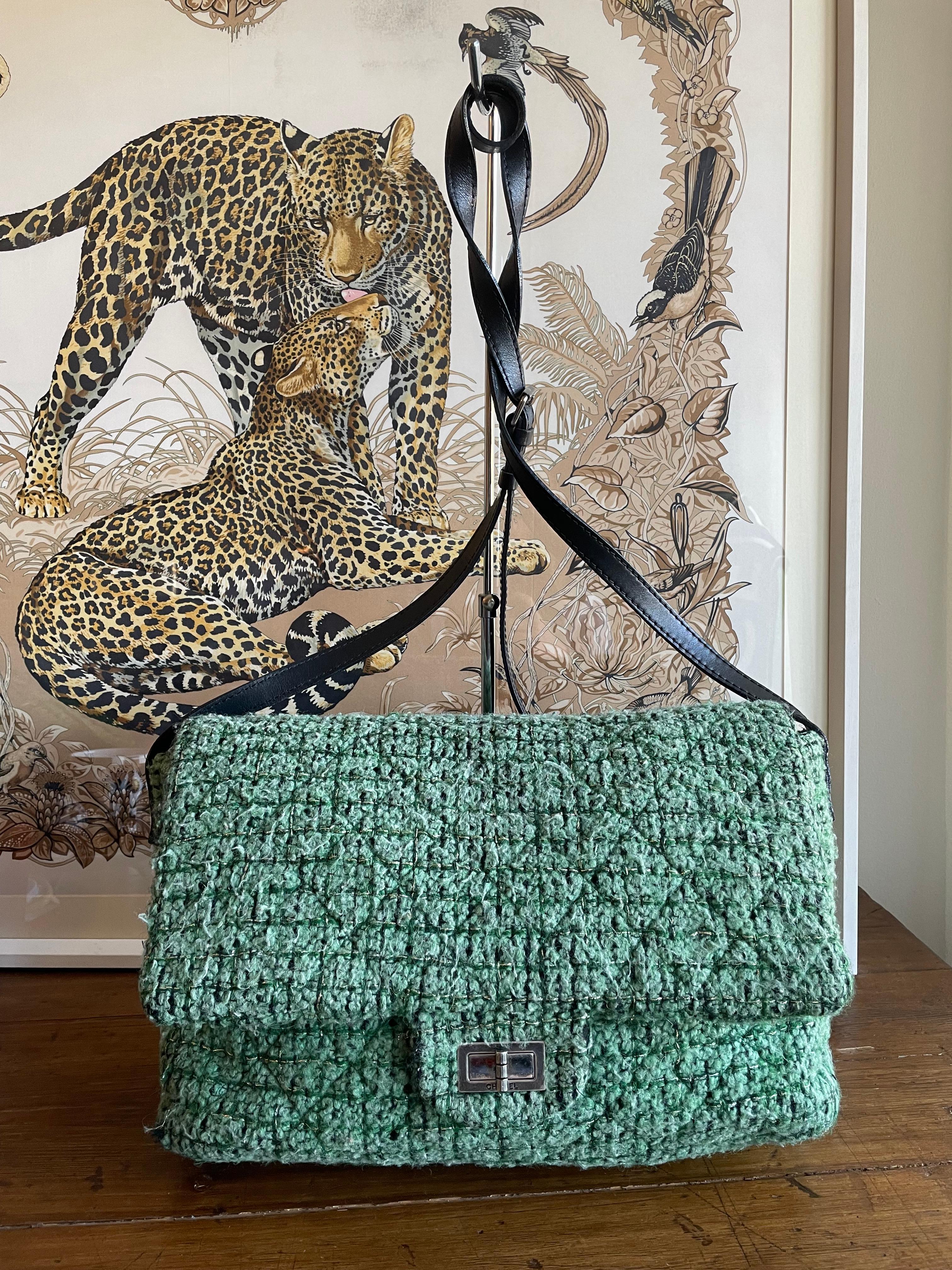 Beautiful Chanel tweed bag in shades of green with black leather shoulder strap. 
Typical closure of the Mademoiselle. 
It shows some signs of use, both outside and inside, but nothing serious or significant to report.
40 cm wide, 25 cm high, 15 cm