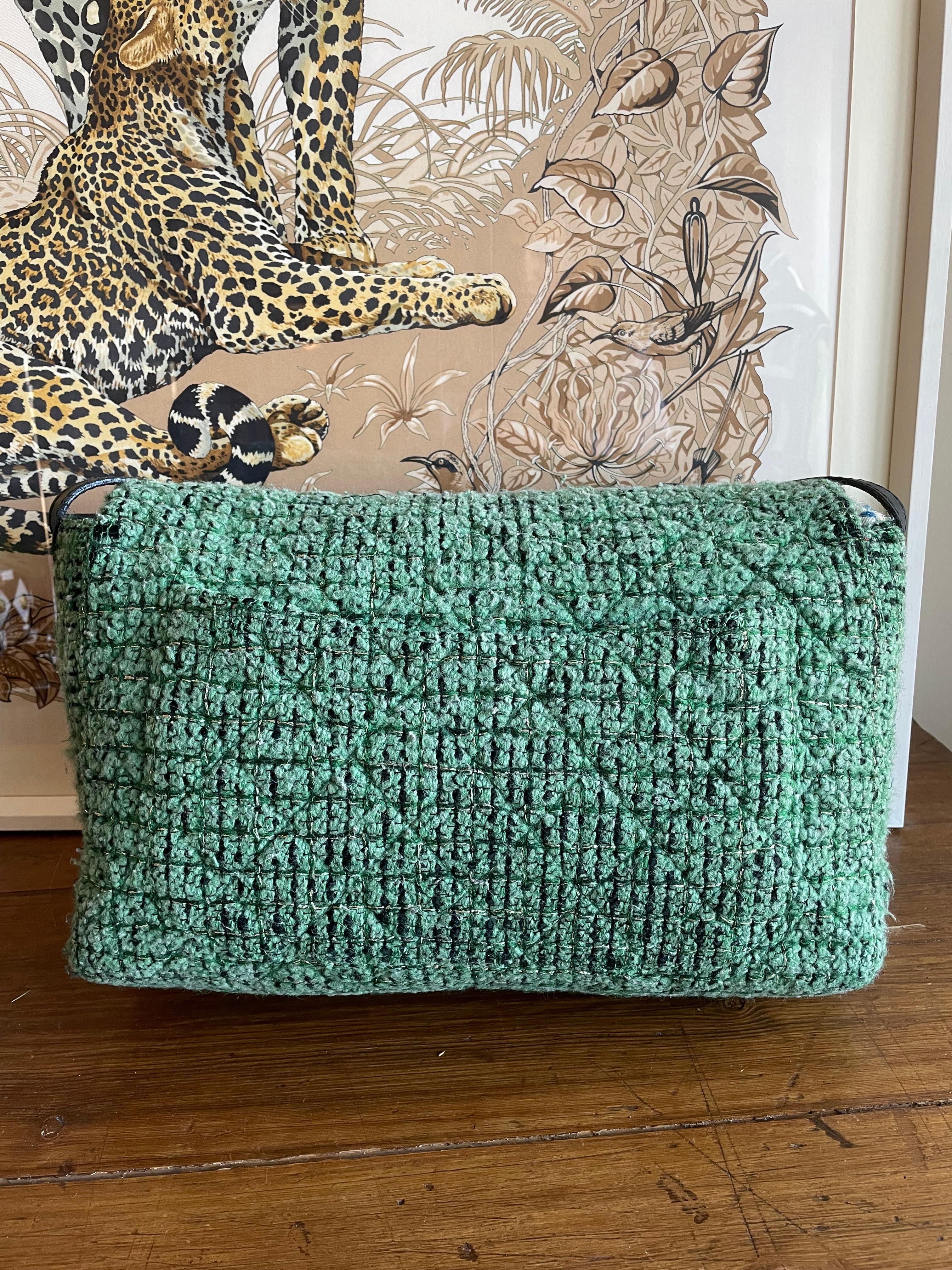 Chanel bag in green tweed. In Good Condition For Sale In Carnate, IT