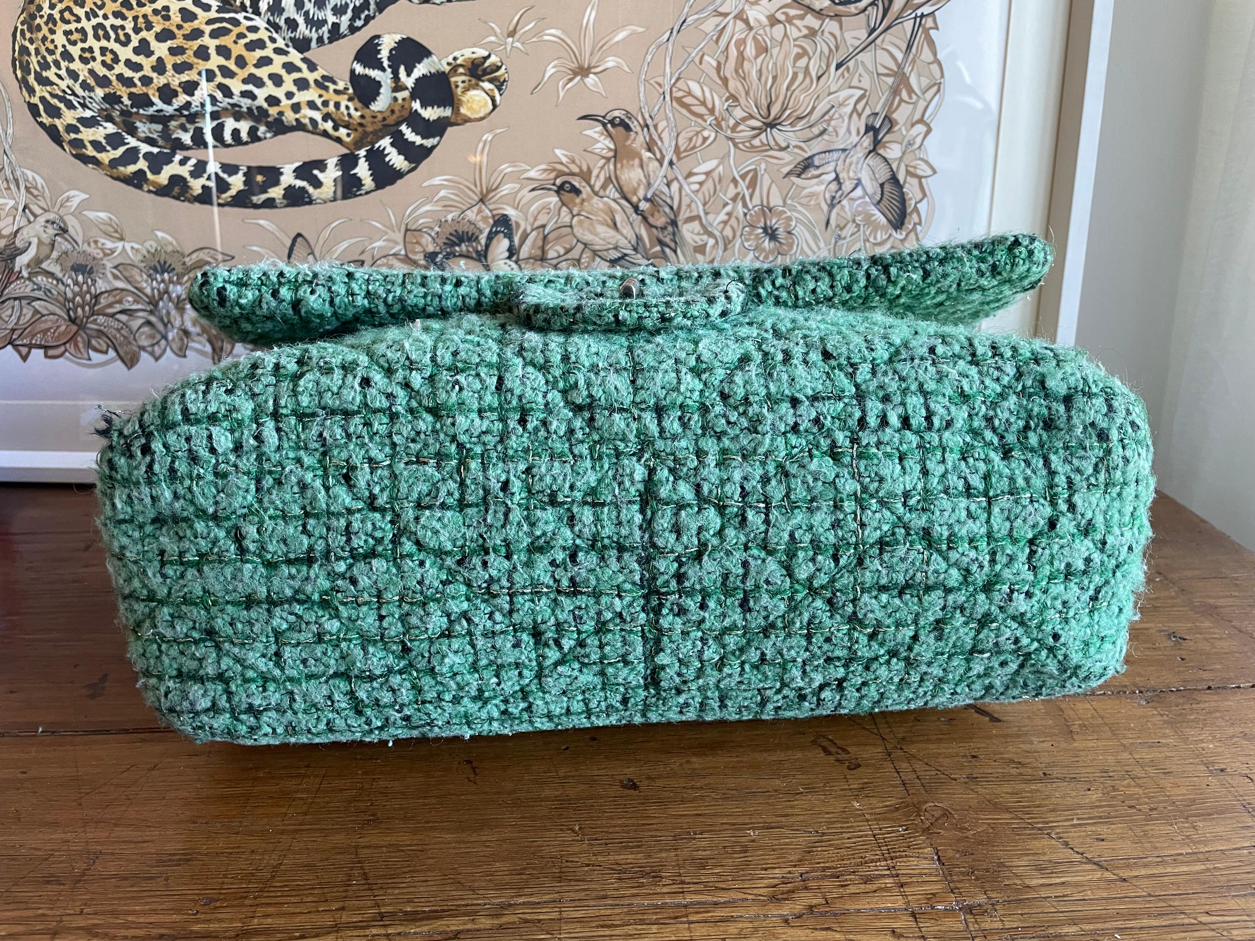 Chanel bag in green tweed. For Sale 1