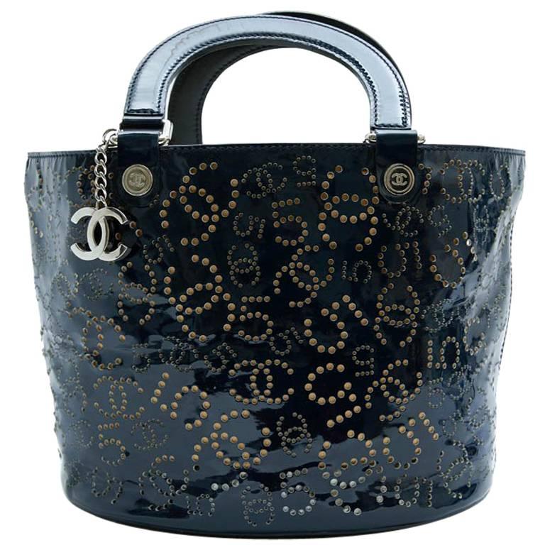 CHANEL Tasche aus perforiertem marineblauem Lackleder