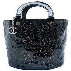 CHANEL Tasche aus perforiertem marineblauem Lackleder