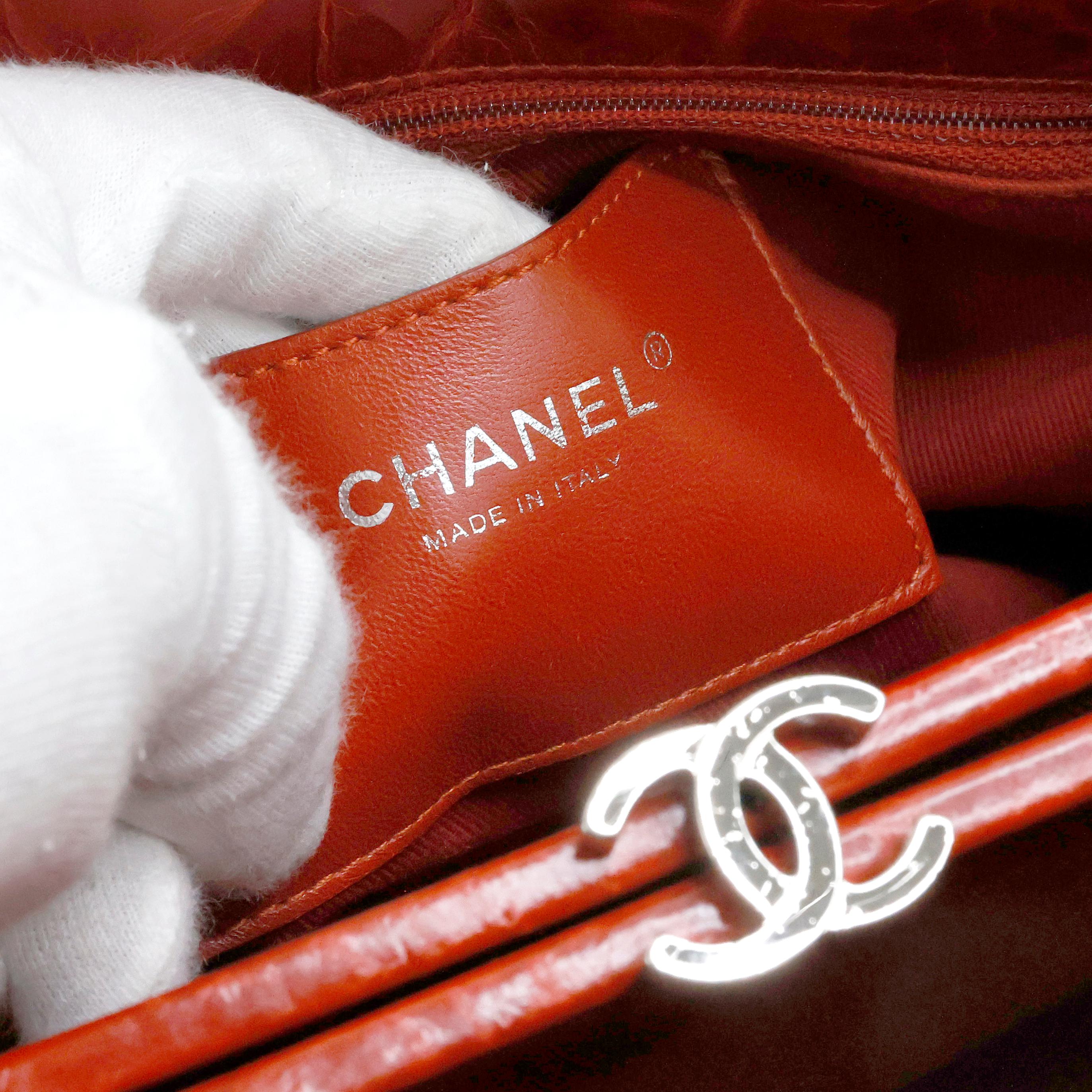 Chanel Tasche aus rotem gestepptem Leder im Angebot 5