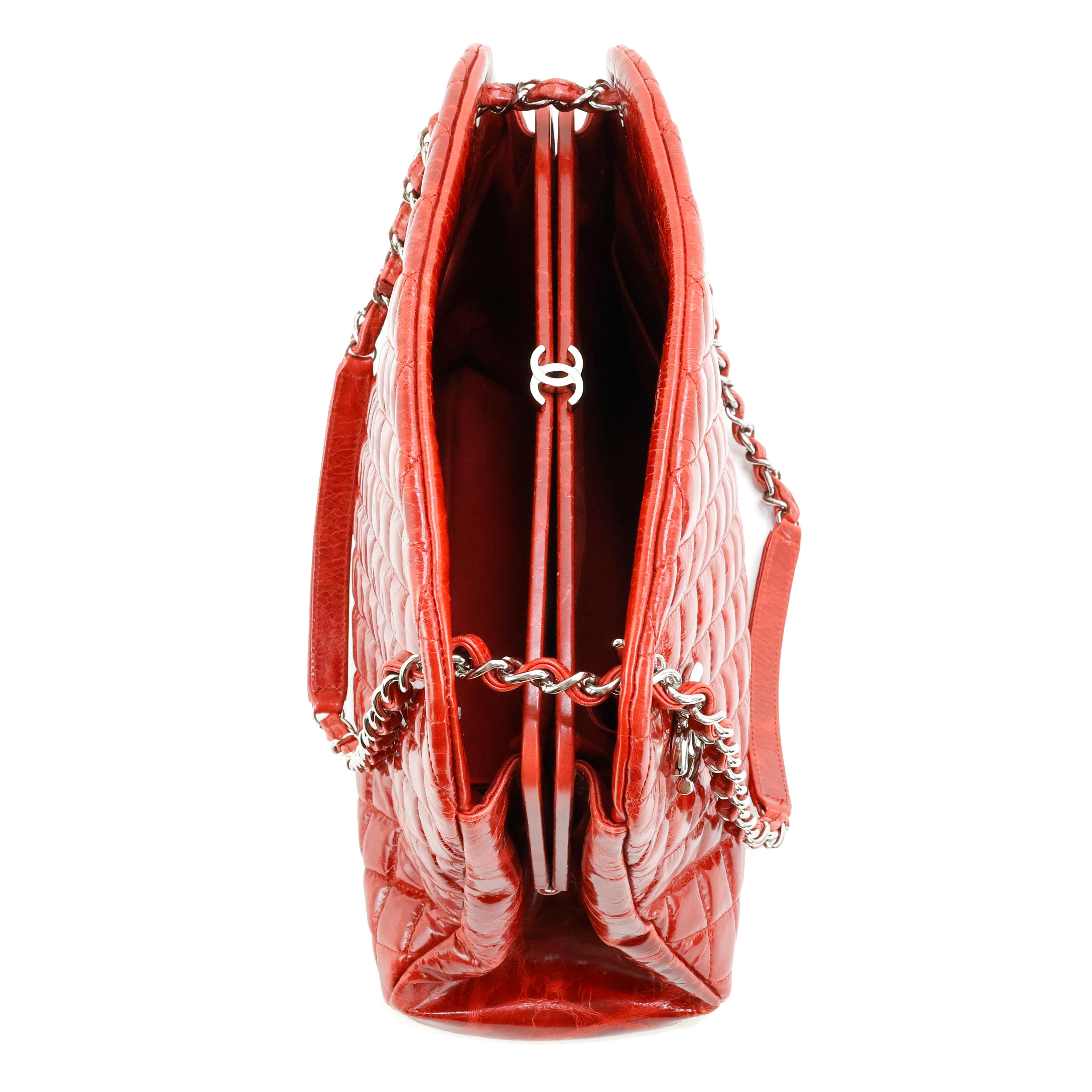 Chanel Tasche aus rotem gestepptem Leder im Angebot 2