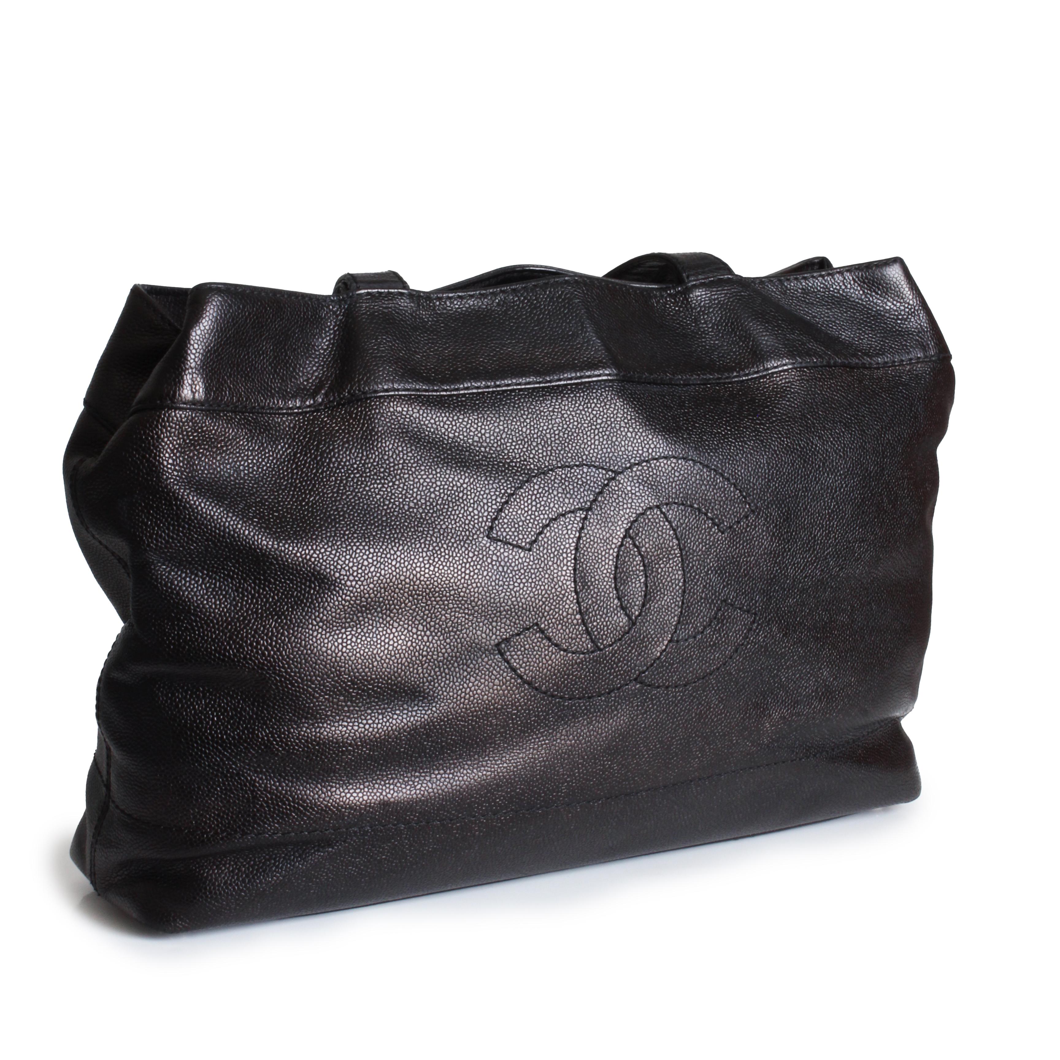 Authentique sac fourre-tout Chanel vintage, d'occasion, de la collection 2002.  Réalisé en cuir caviar noir, il comporte un logo CC brodé sur le devant, des fermetures magnétiques, un compartiment principal spacieux et deux poches zippées à