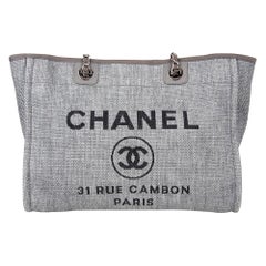 Chanel Sac Petit Deauville Fourre-tout en raphia gris