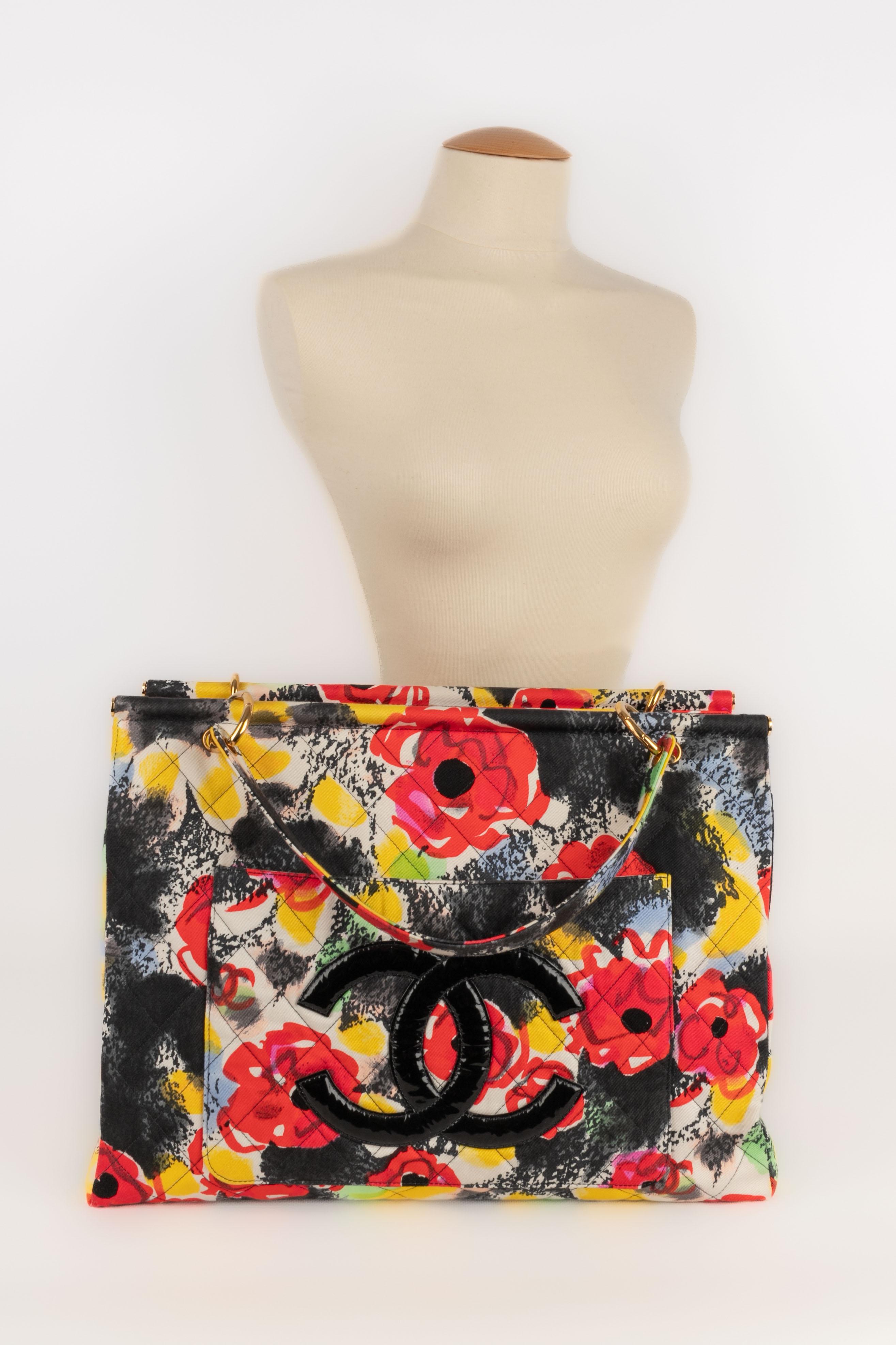 CHANEL - (Made in France) Gesteppte Einkaufstasche aus Canvas, bedruckt mit einem stilisierten mehrfarbigen Blumenmuster. Spring-Summer Collection 1997 unter der künstlerischen Leitung von Karl Lagerfeld.

Bedingung:
Sehr guter