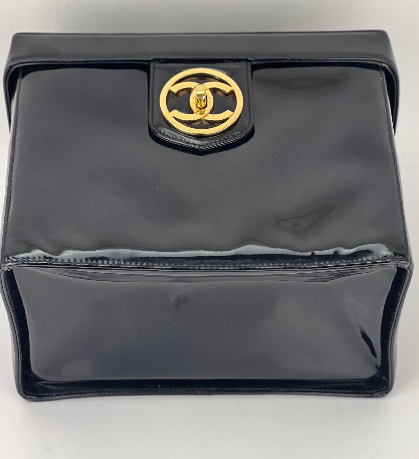 Pre-Owned  100% Authentic
CHANEL Timeless CC Vanity Pouch
Added Chain to use as a Shoulder Bag
RATING: B...Very Good, well maintained,
shows minor signs of wear
MATERIAL: patent leather
STRAP: non Chanel removable golden strap 47'' 
DROP: 22.5 in