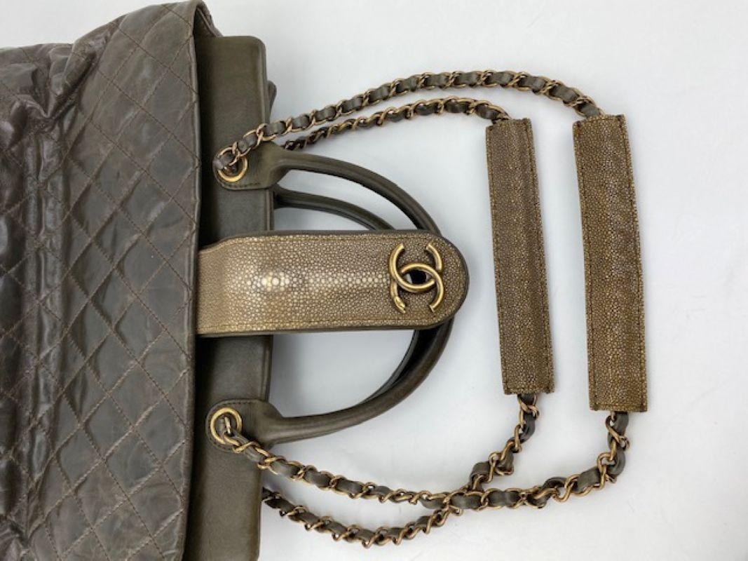 CHANEL - Grand sac fourre-tout gris Bindi CC en cuir de veau émaillé vintage en vente 5